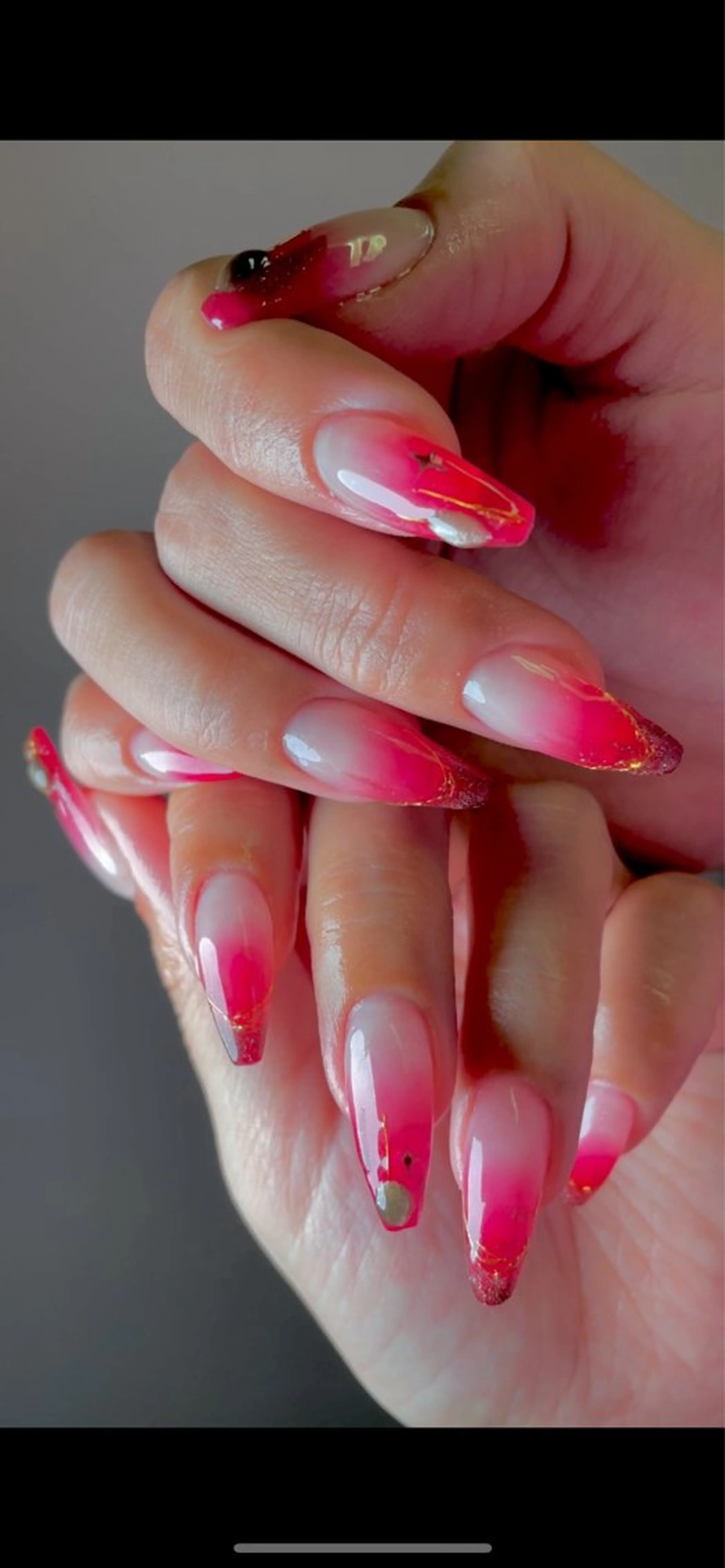 ネイル フレンチネイル ガラスフレンチ グラデーション 赤色 冬ネイル nail salon王妃の園所属・王妃の園 ohinosonoのネイルデザイン