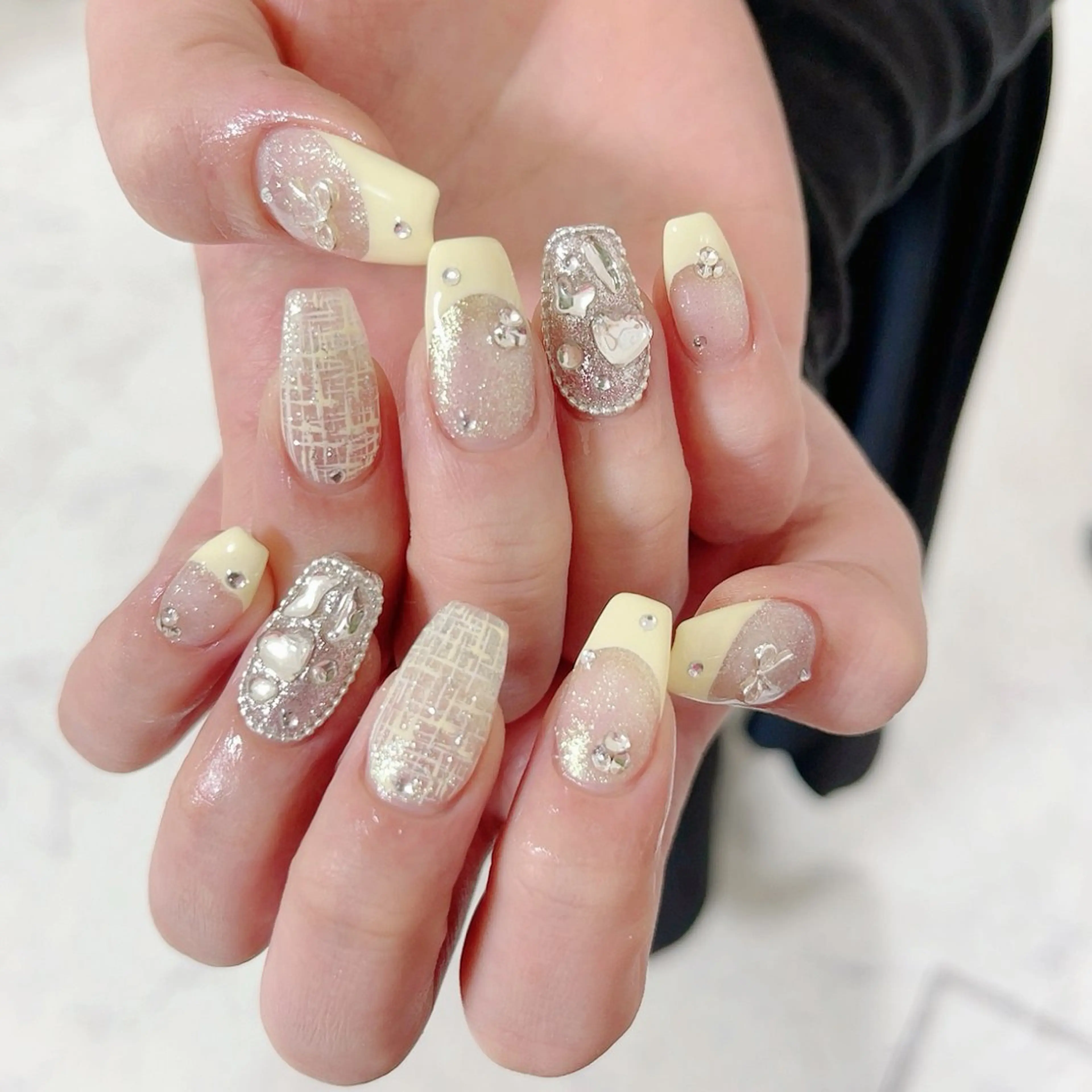 ネイル フレンチネイル 春ネイル 黄色 ハンドネイル ハンドケア NANAKO 🌼のネイルデザイン
