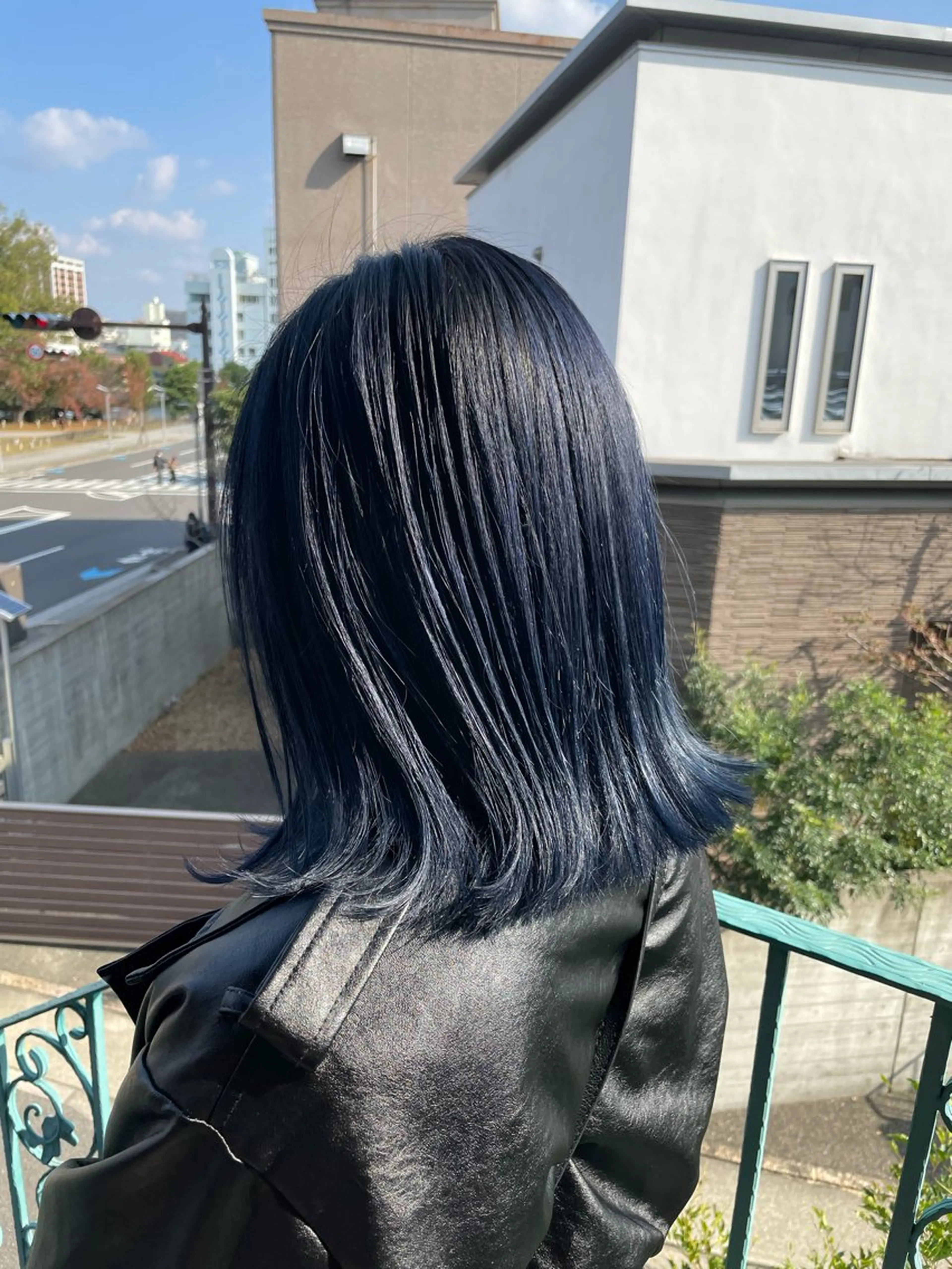 ミディアム カラー 黒髪 ブルーカラー ブルーブラック ボブ Emitas.　井上 真奈美のヘアスタイル