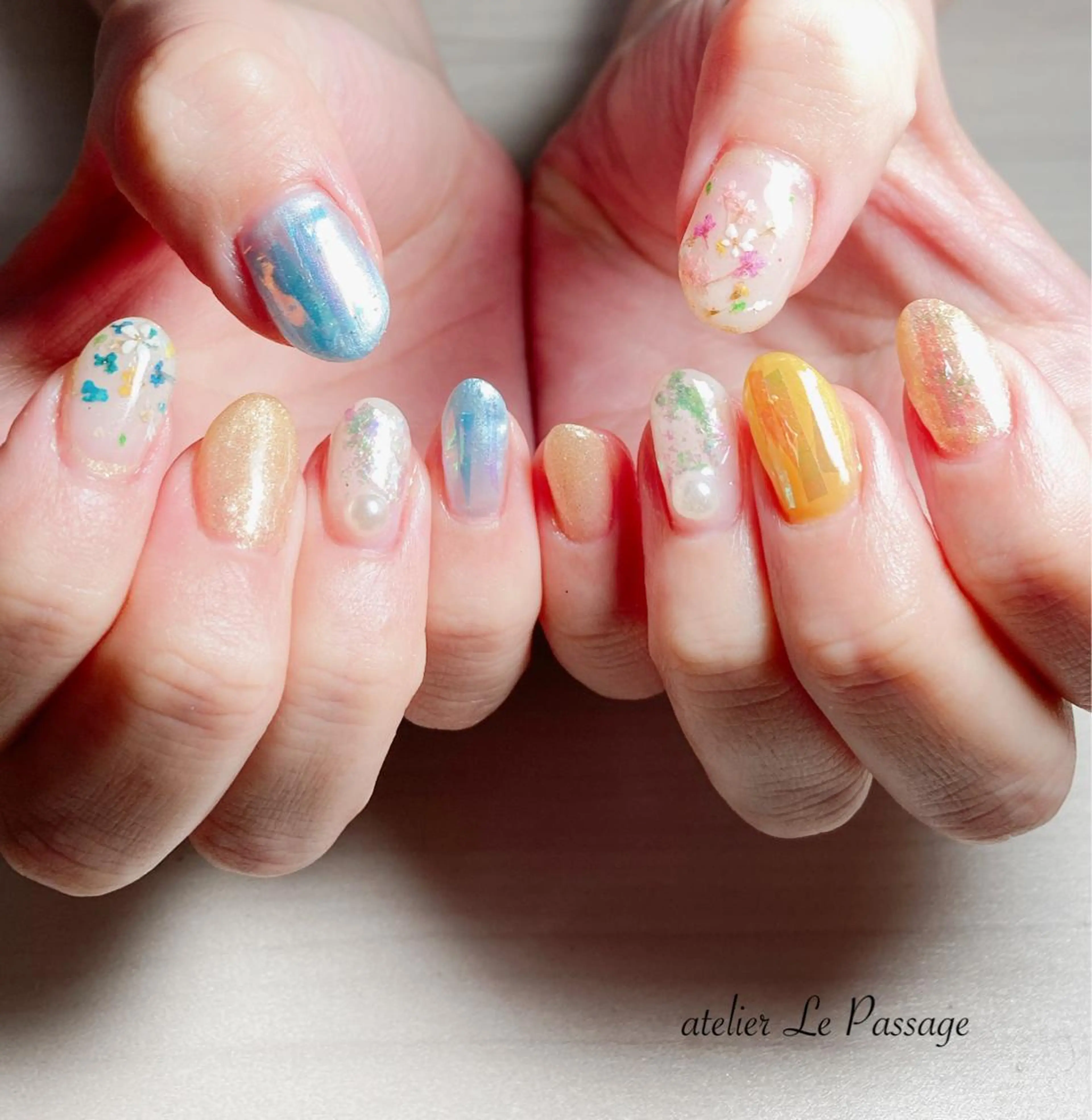 ネイル フラワーネイル ジェルネイル オフィスネイル パラジェル シンプルネイル Atelier Le Passage所属・h nakatsukaのネイルデザイン