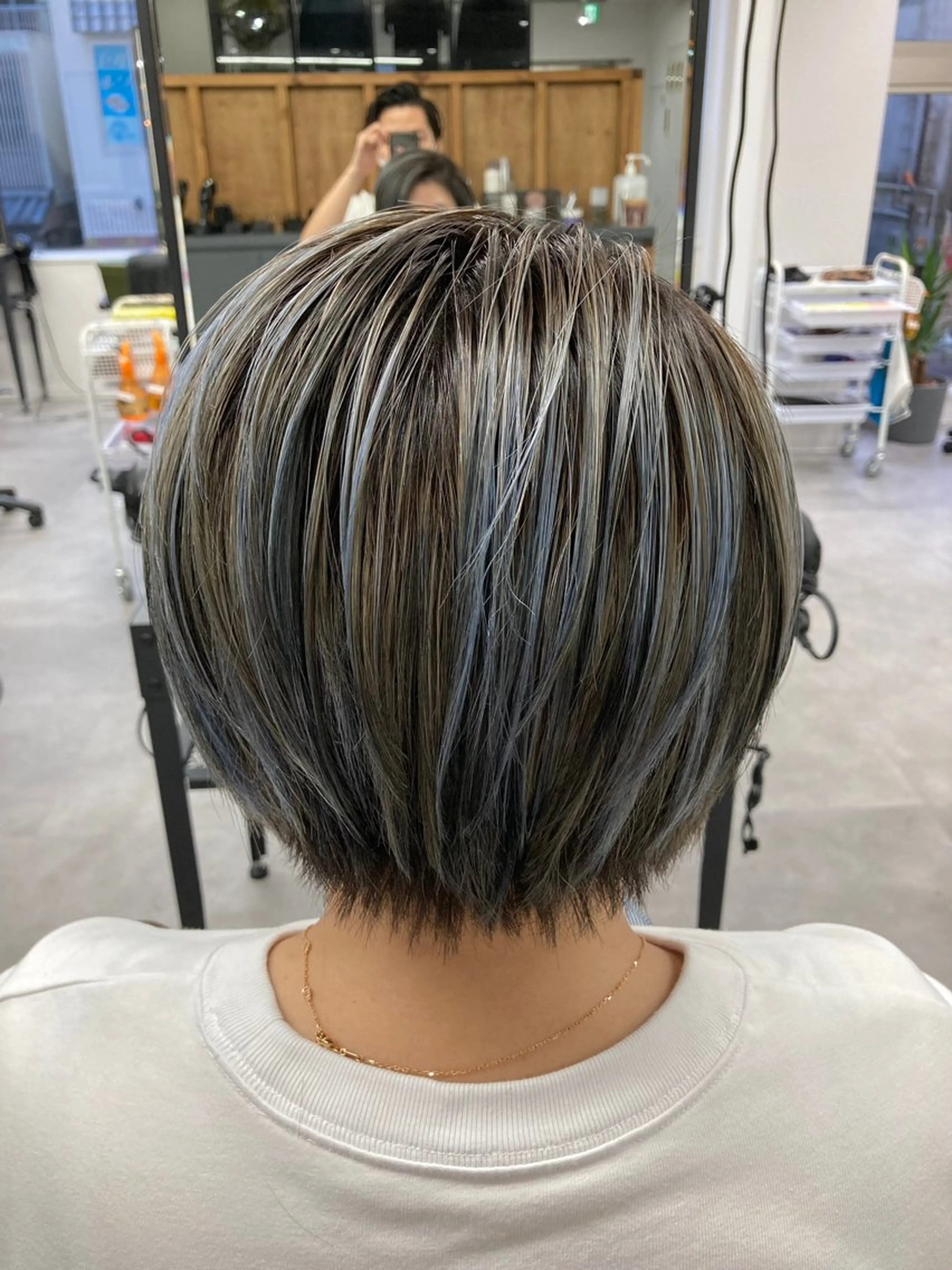 ショート カラー ショートボブ ブルーカラー ハイライトカラー シルバー ボブ カット ヘアカラー トリートメント SHAFT Ieiriのヘアスタイル