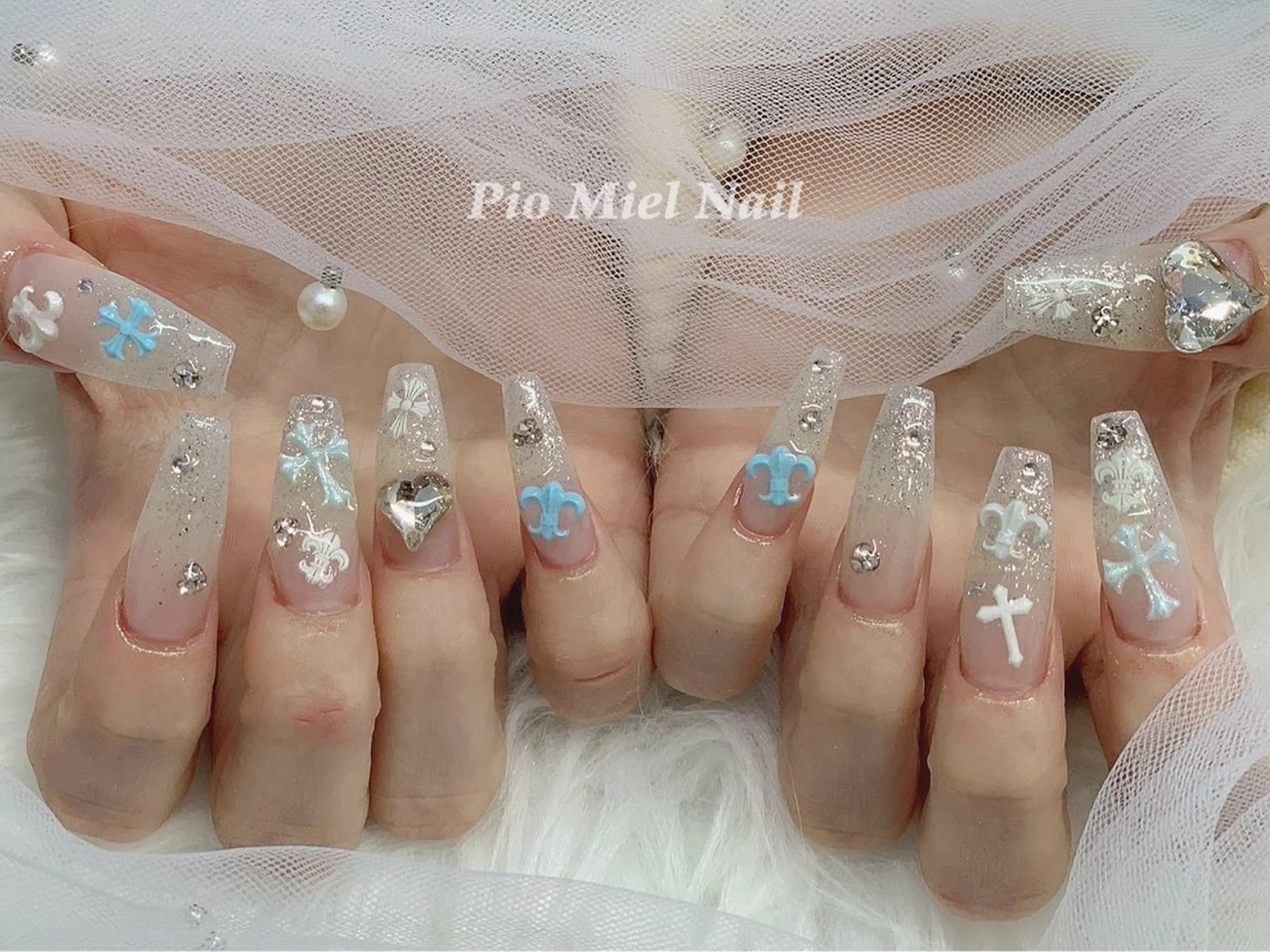 ネイル キラキラネイル ラメ(グリッター) シルバー ワンホンネイル ホワイト ハンドネイル momo 長さだしのネイルデザイン