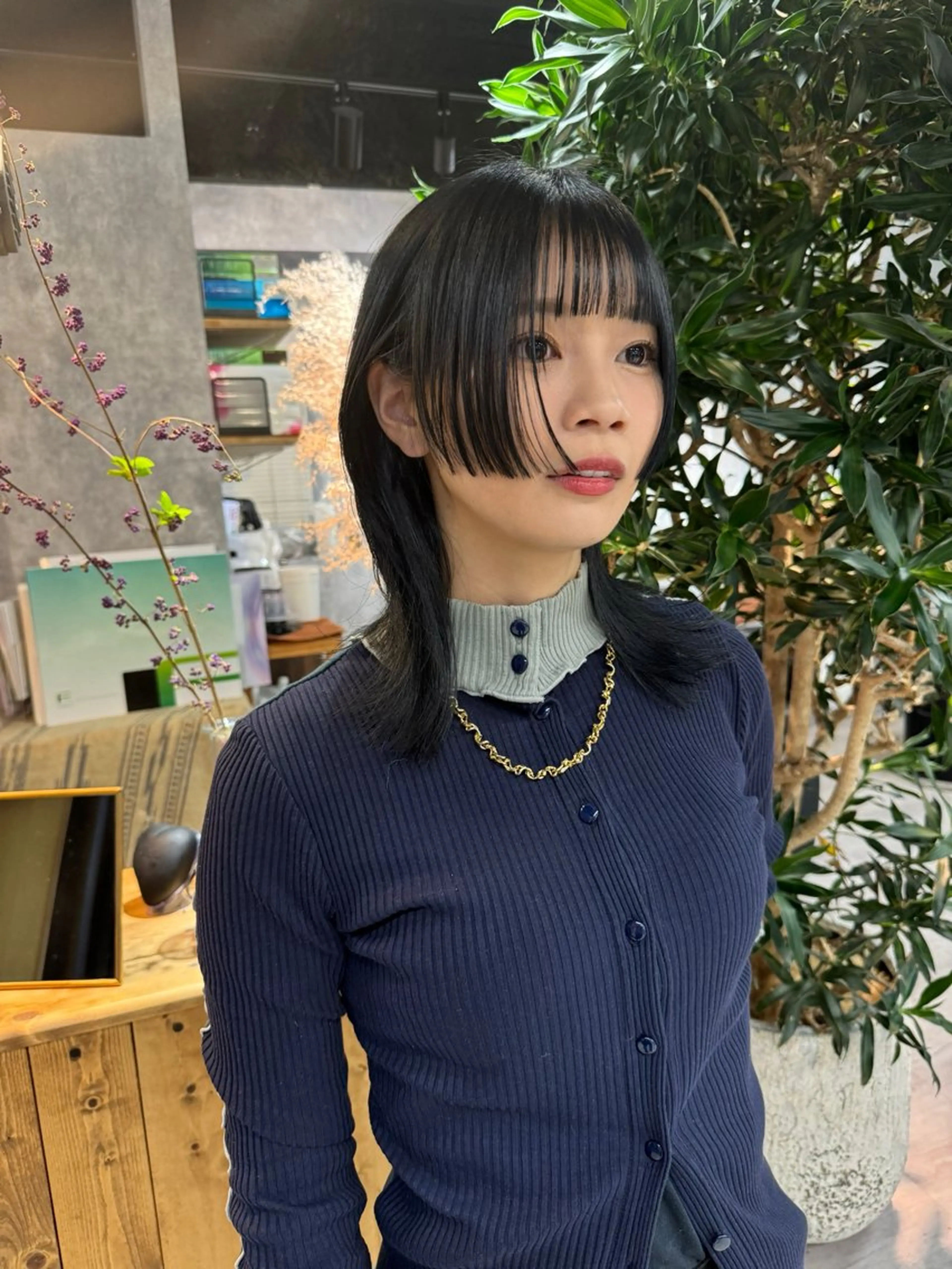 ミディアム カラー 黒髪 ブルーカラー ブルーブラック 姫カット カット ヘアカラー トリートメント .ico所属・宮城 ほのかのヘアスタイル