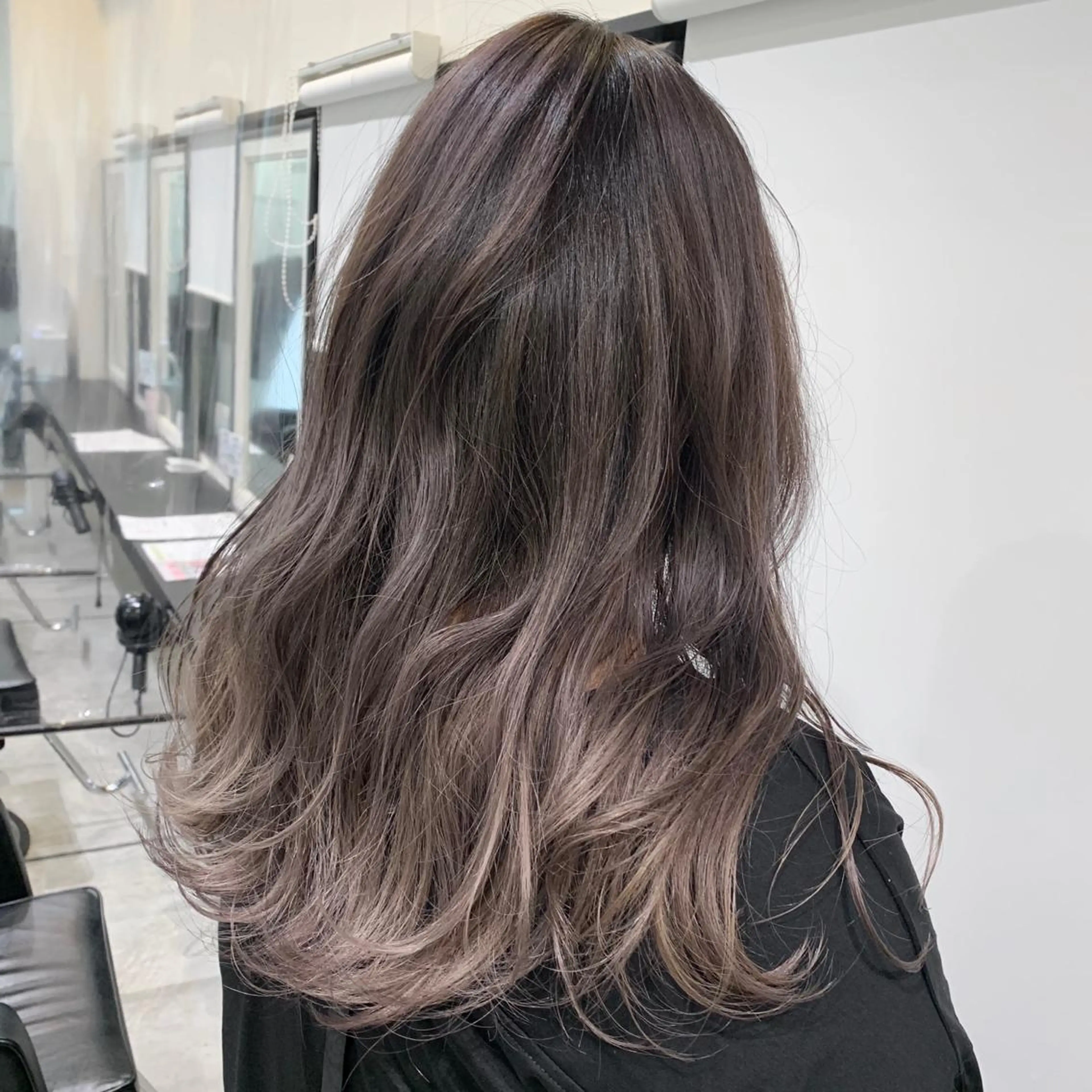 ロング カラー グレージュ ラベンダーカラー ラベンダーグレージュ ラベンダーグレー カット ヘアカラー 喜友名 泉樹のヘアスタイル