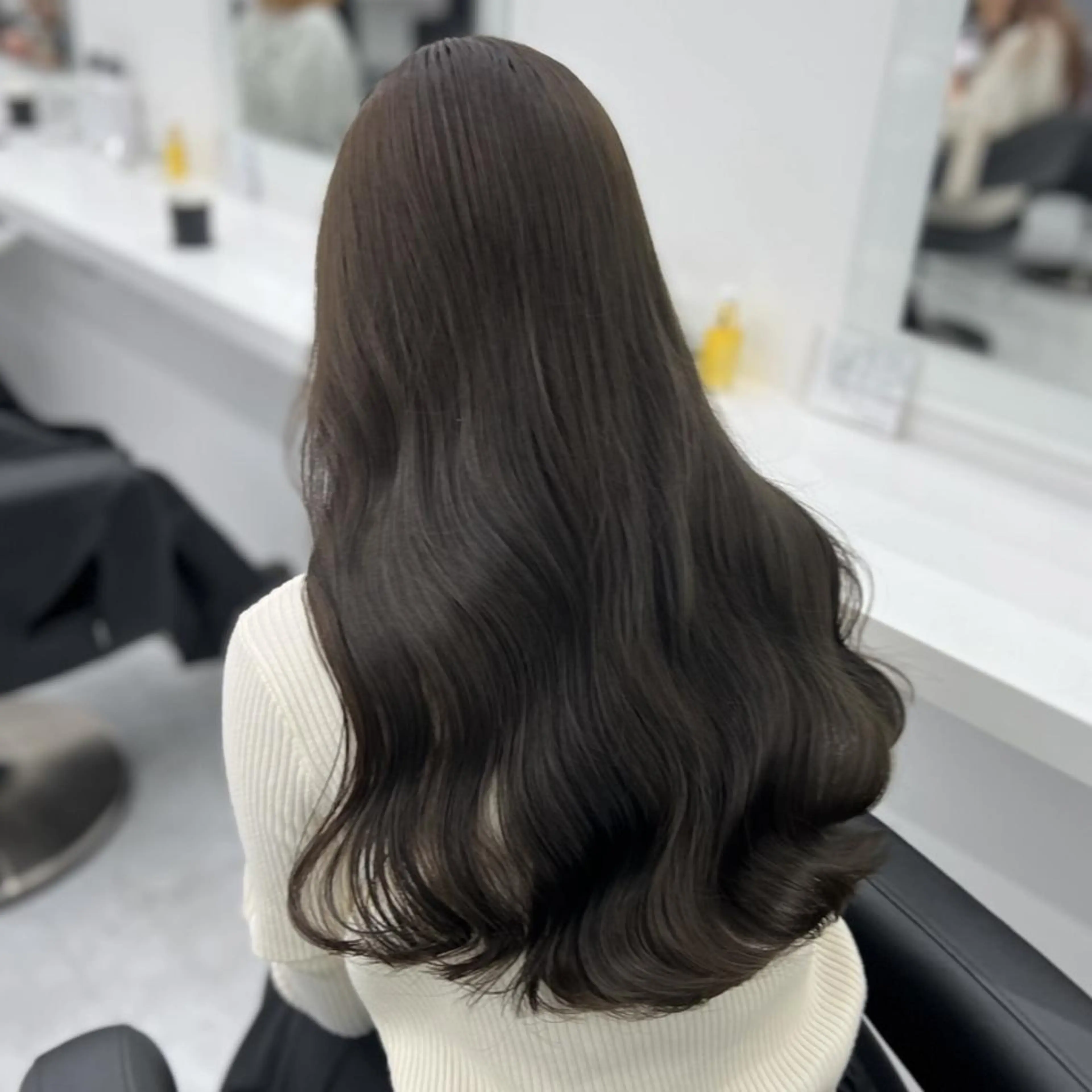 カラー ☘️赤み消し透明感 ☘️THEATERのヘアスタイル