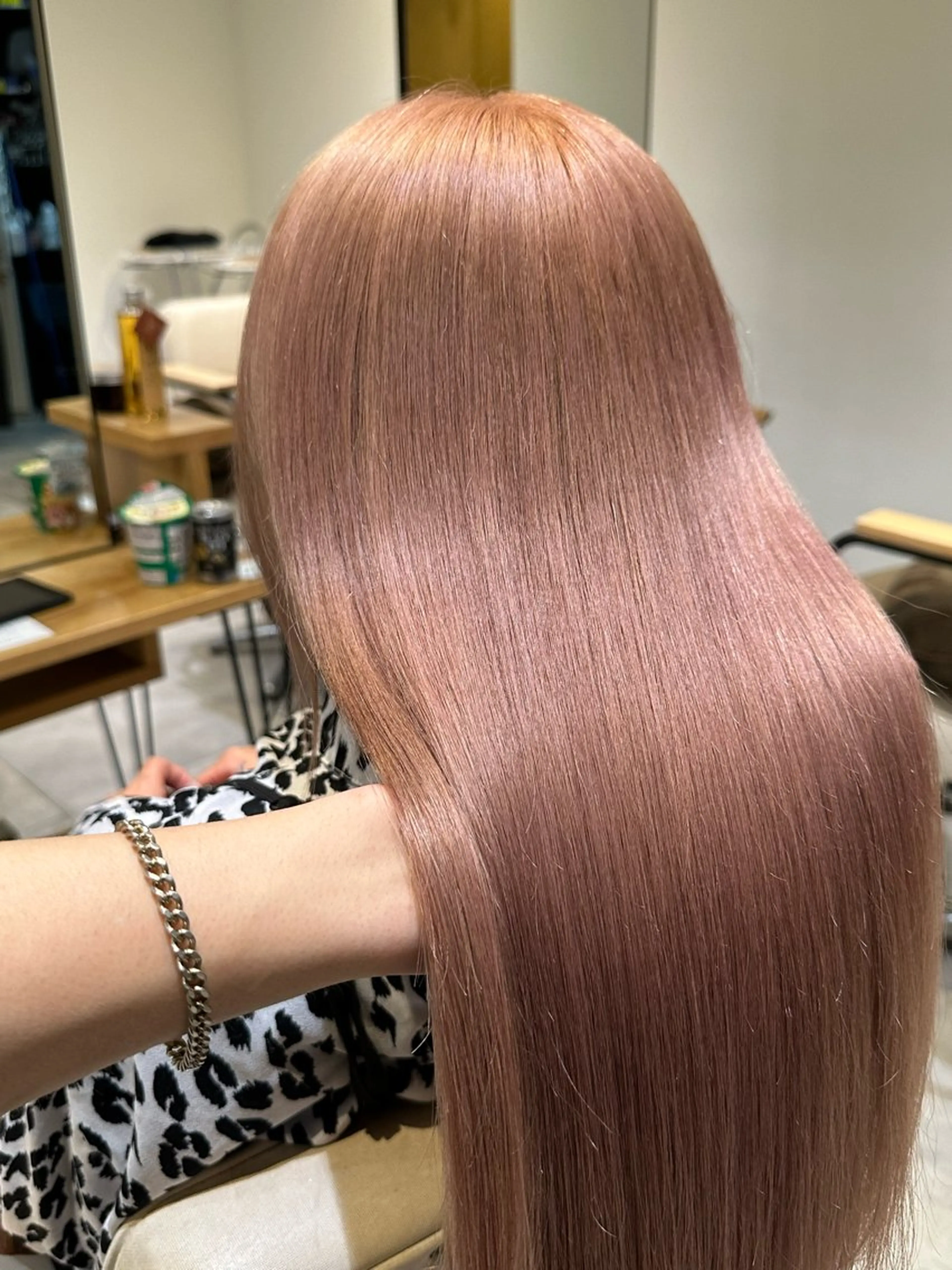 カラー ブリーチ ケアブリーチ デザインカラー ダブルカラー ハイトーンカラー 大阪ウルフカット ハッシュカットのヘアスタイル