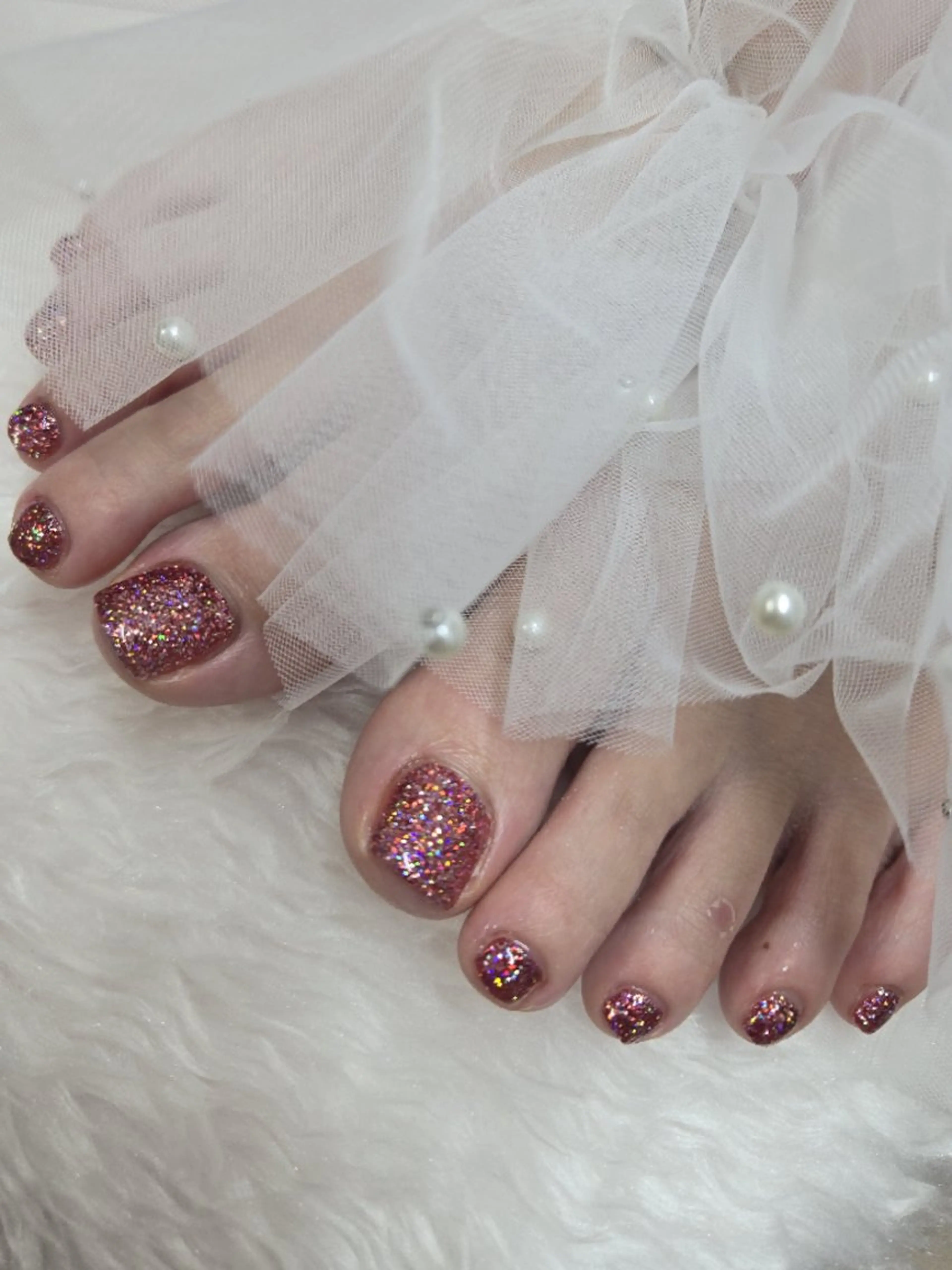 ネイル キラキラネイル 赤色 フットネイル ネイルサロンベルティ .ひとみのネイルデザイン