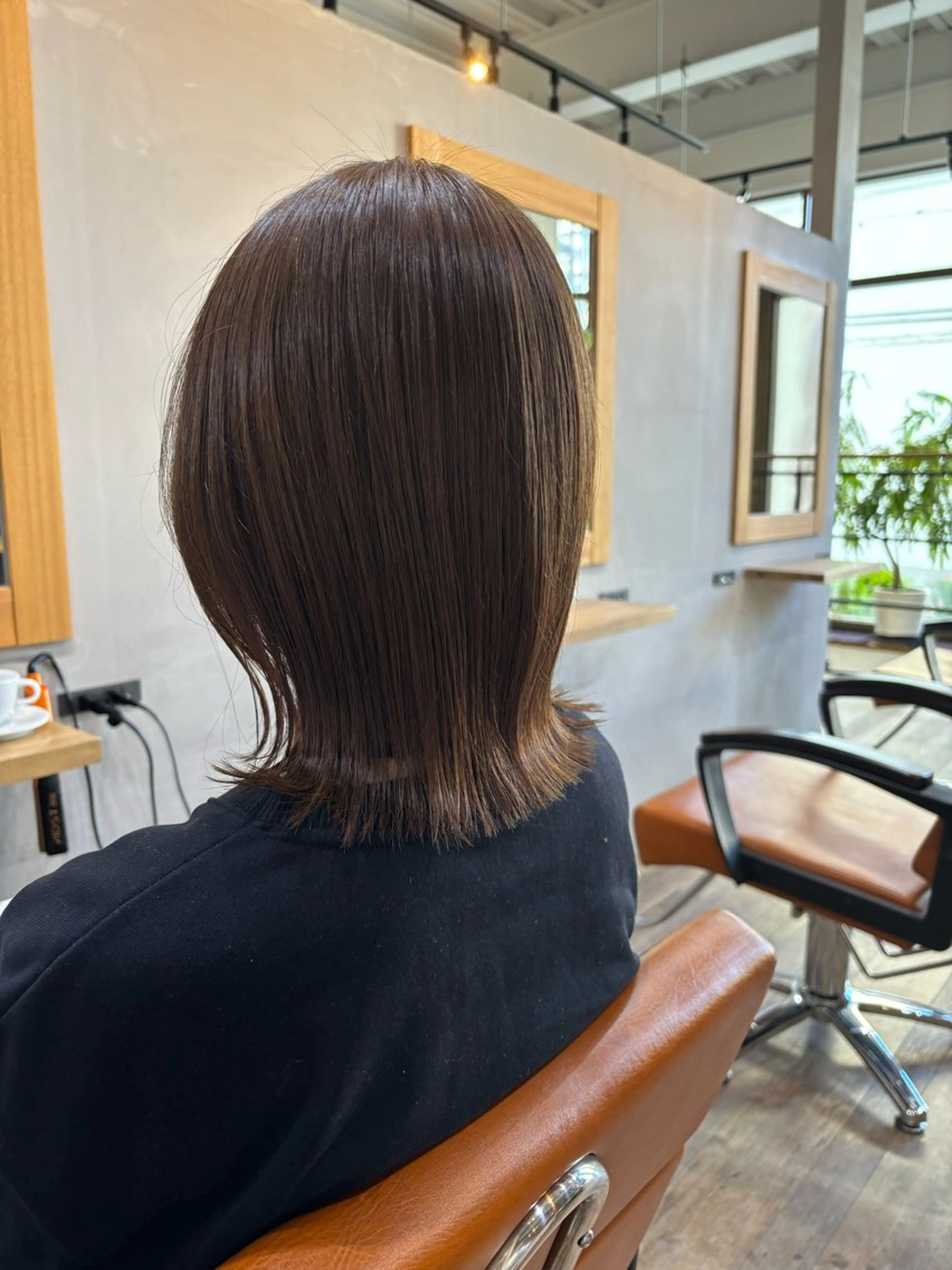 ミディアム 外ハネヘア カット ヘアカラー 顔周りのデザイン特化 井手麻梨栄のヘアスタイル