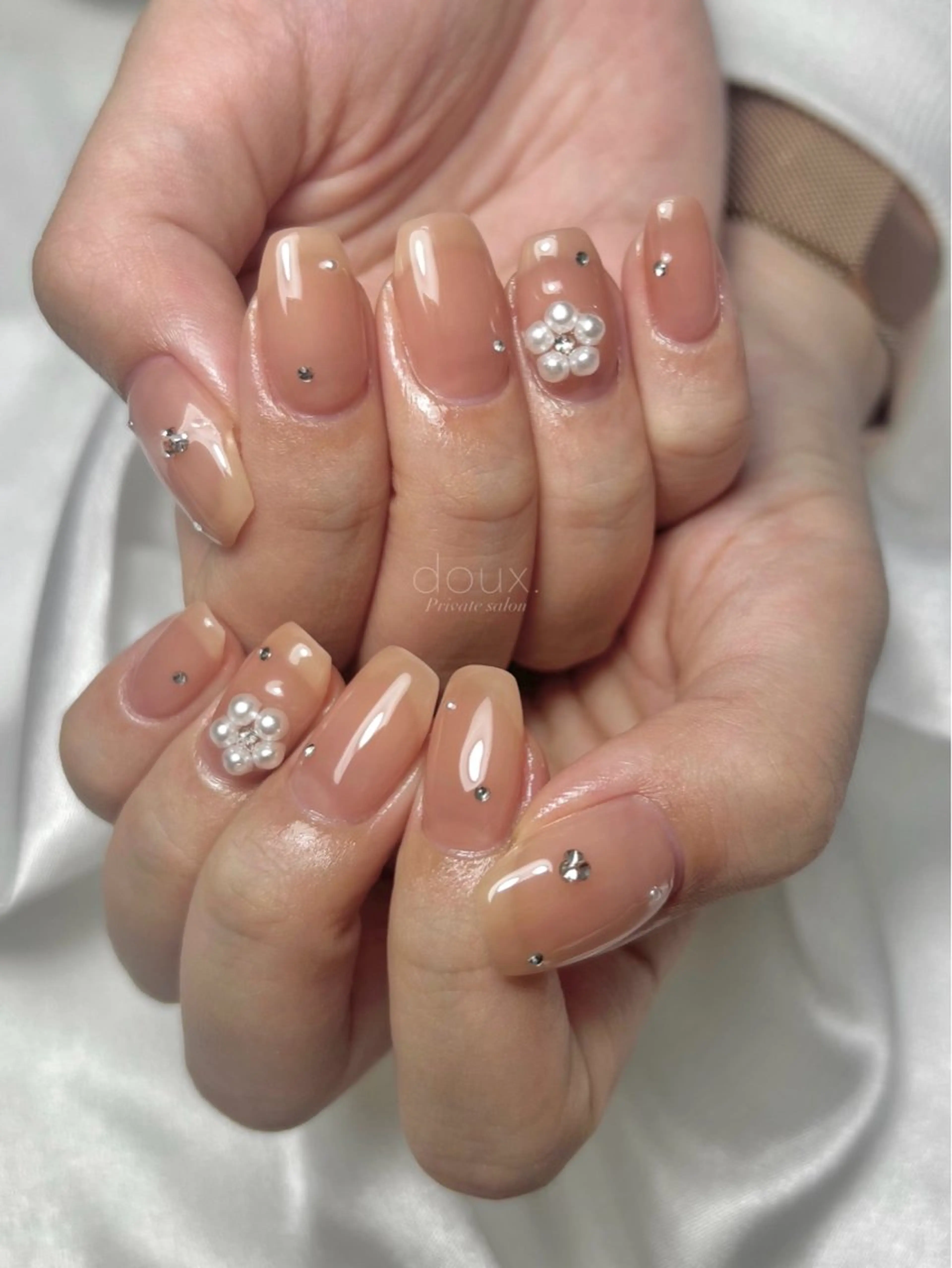 ネイル キラキラネイル 韓国ネイル ワンホンネイル 冬ネイル クリスマス ハンドネイル doux. nailのネイルデザイン
