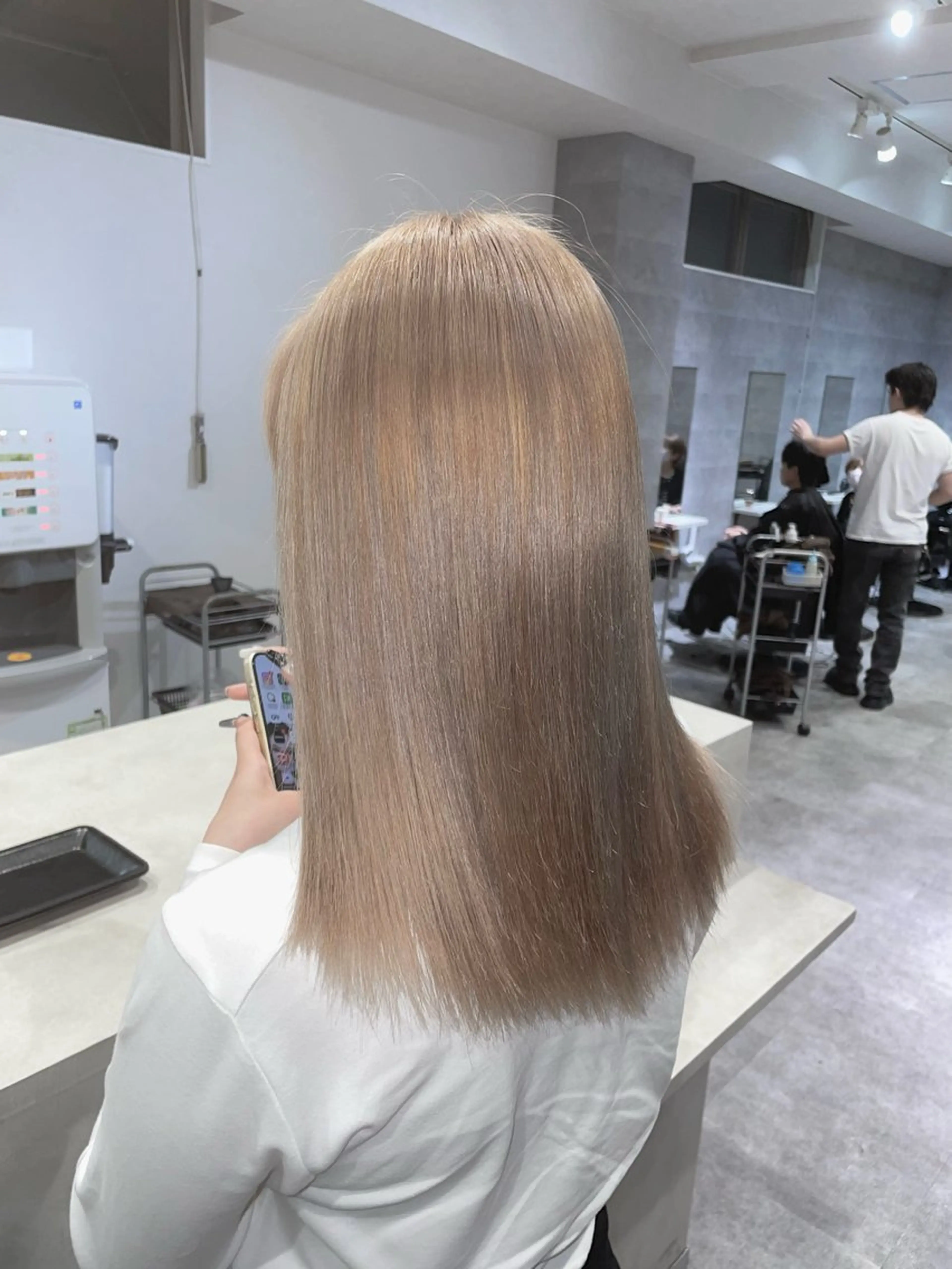 セミロング カラー _WHITE難波店【アンダーバーホワイト】所属・鬼塚脇 一輝のヘアスタイル