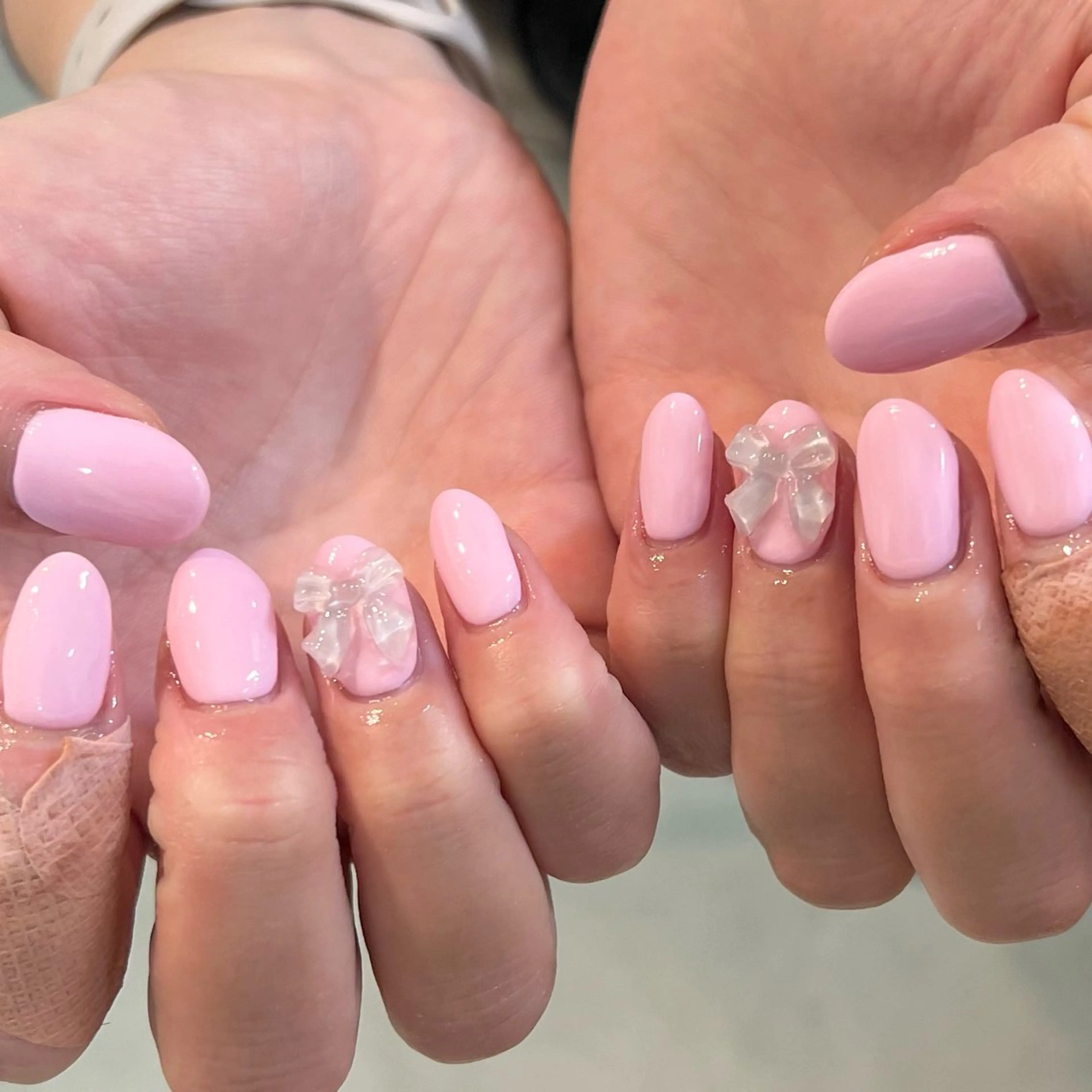 ネイル リボン ハンドネイル sio.nail&eyebrow salon shimokitazawa2号店所属・nailist mana𖤐´-のネイルデザイン