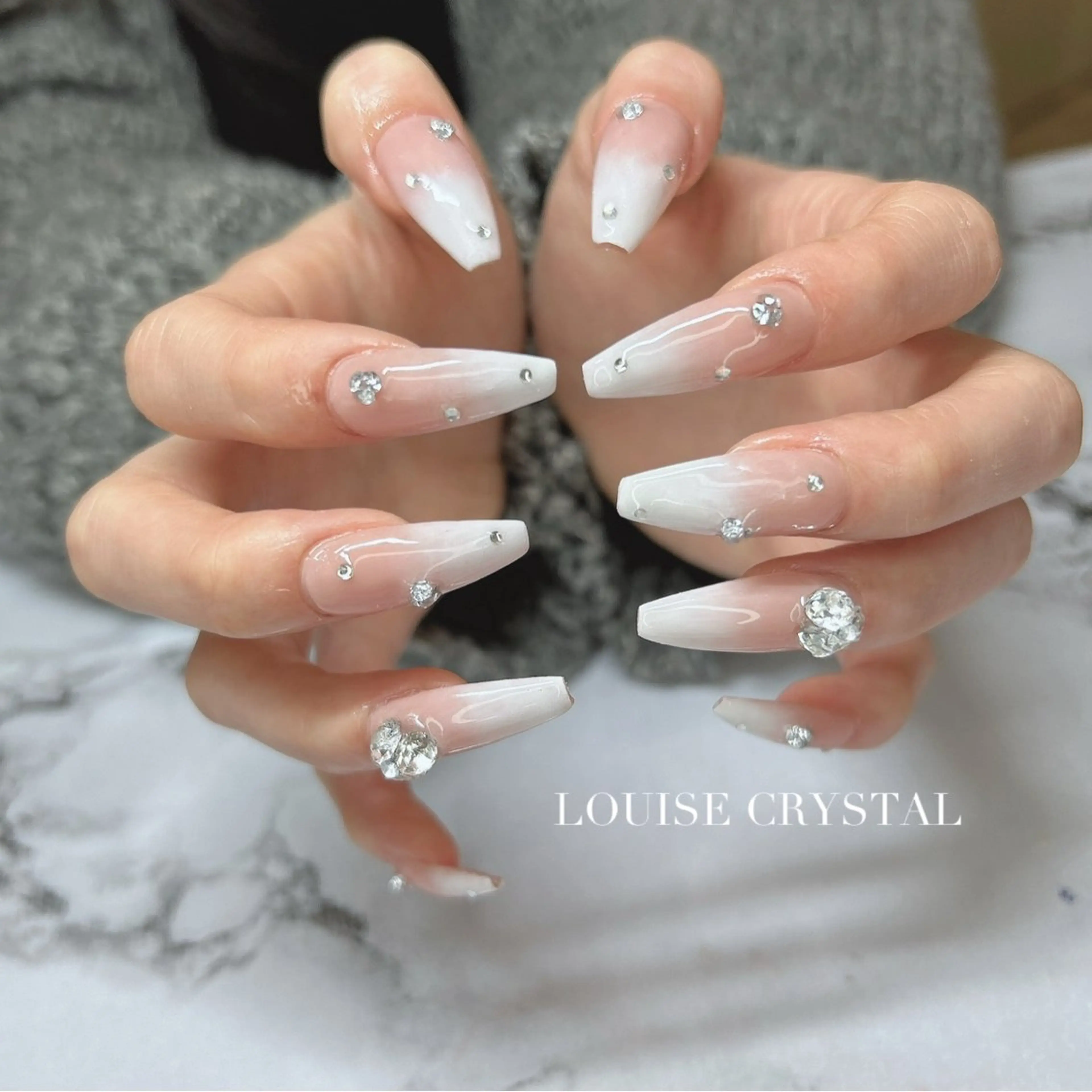 ネイル ハンドネイル LOUISE CRYSTALのネイルデザイン