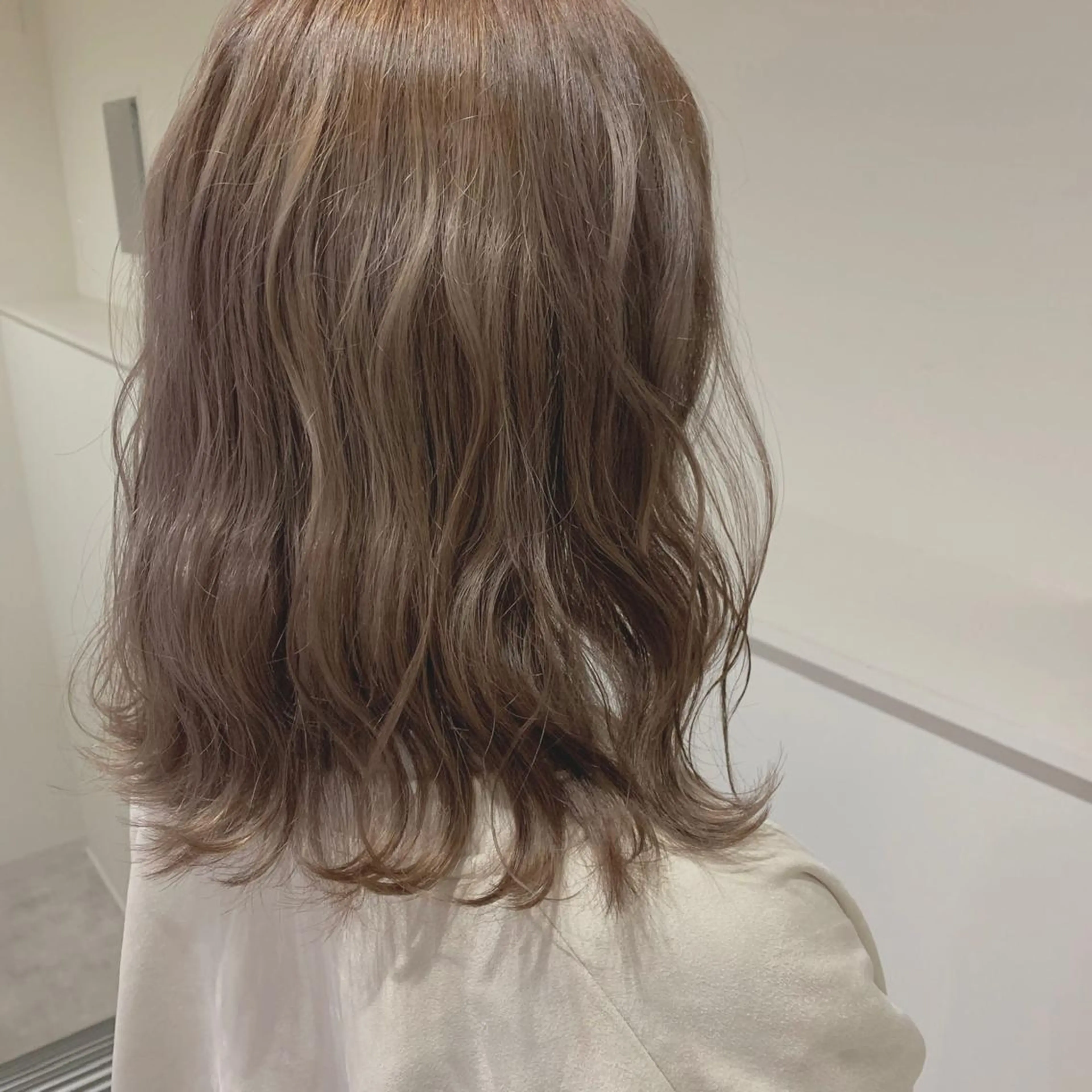 ミディアム カラー ベージュカラー ブリーチ ミルクティーベージュ Maison所属・清水 亮太／赤み消しカラーのヘアスタイル