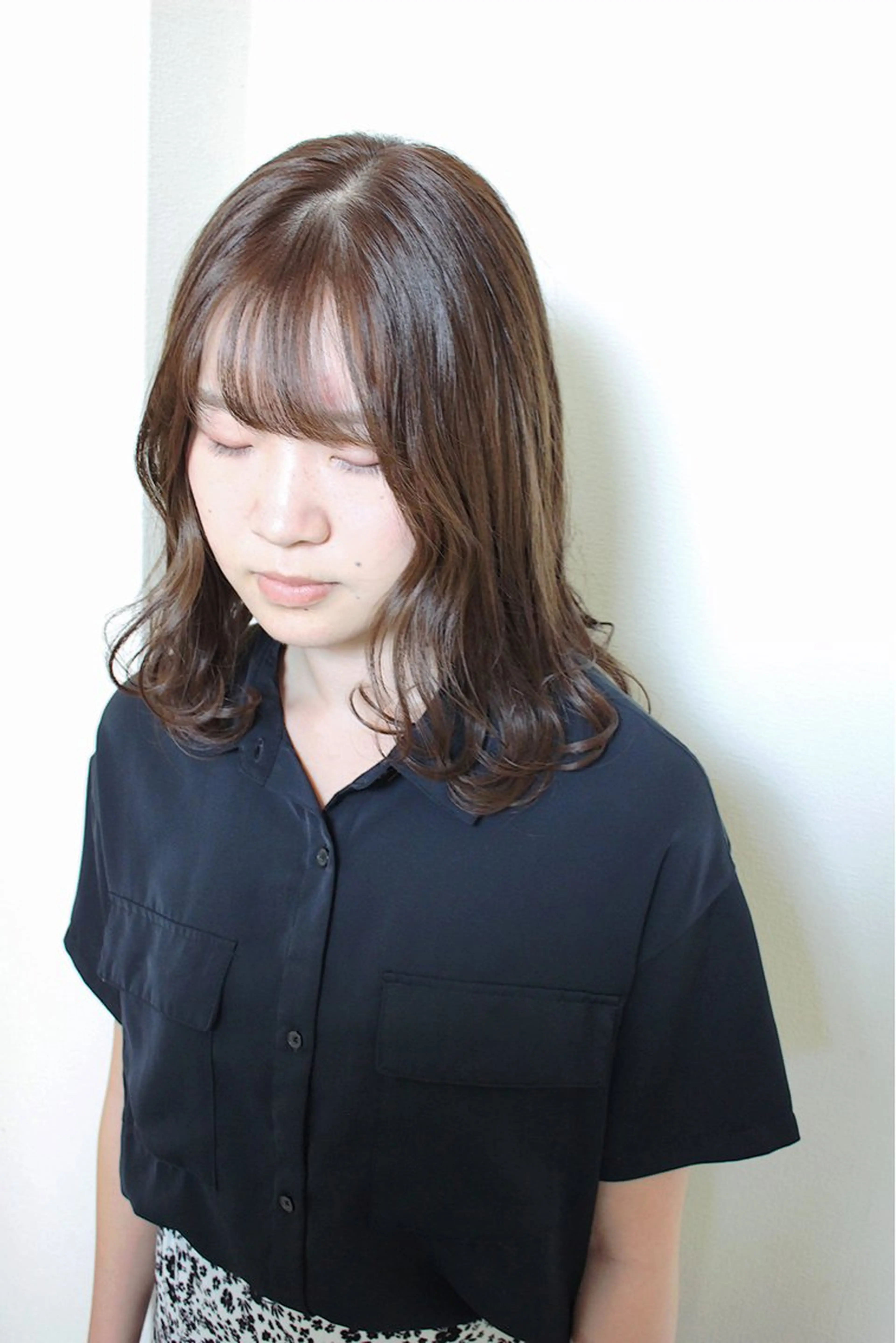 ミディアム カラー ベージュカラー ブリーチ ブリーチなしカラー レイヤーカット カット ヘアカラー 土居 正季のヘアスタイル