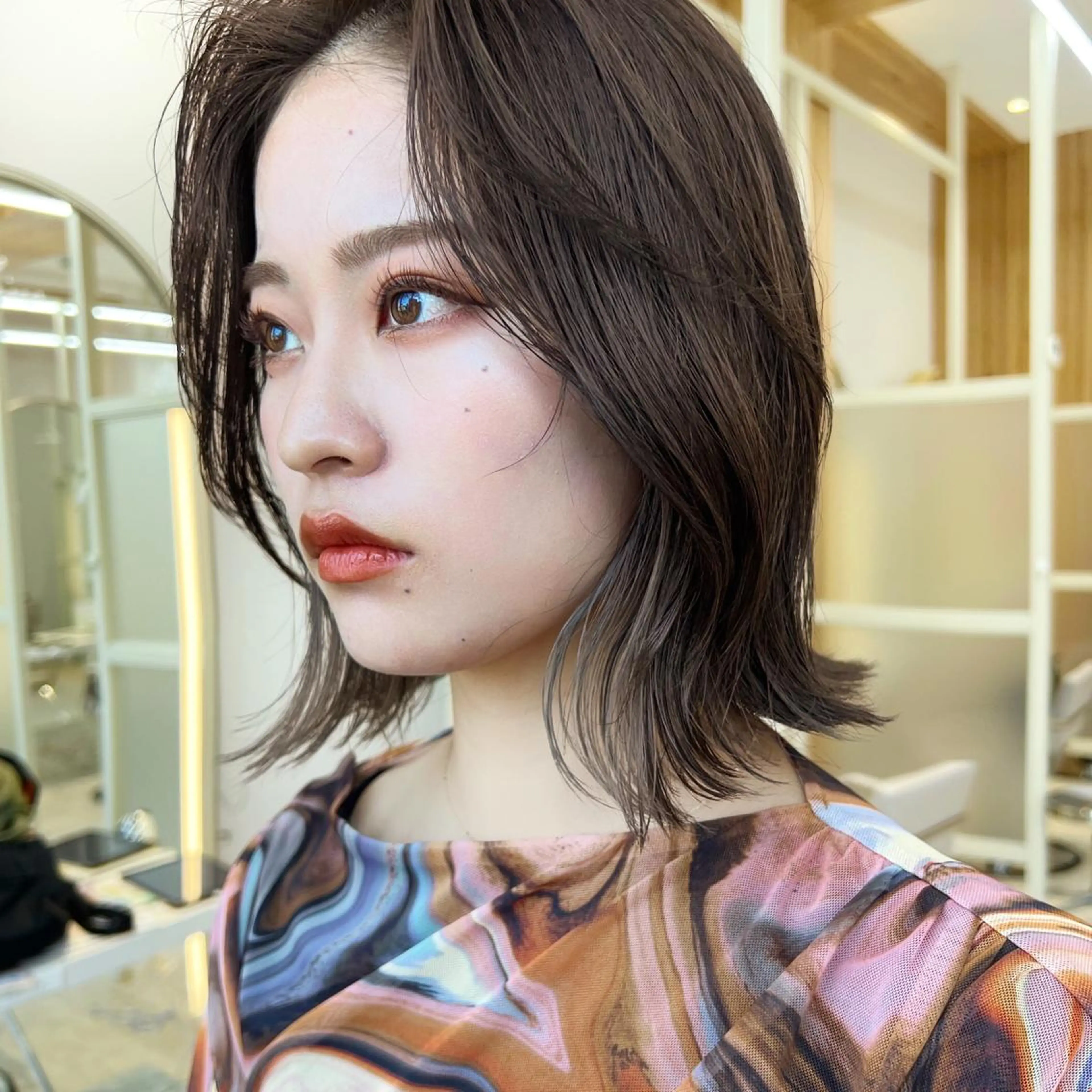 ミディアム カラー ミディアムパーマ ダブルカラー イルミナカラー インナーカラー くびれヘア カット ヘアカラー トリートメント ニュアンスレイヤー ハイトーンカラーのヘアスタイル