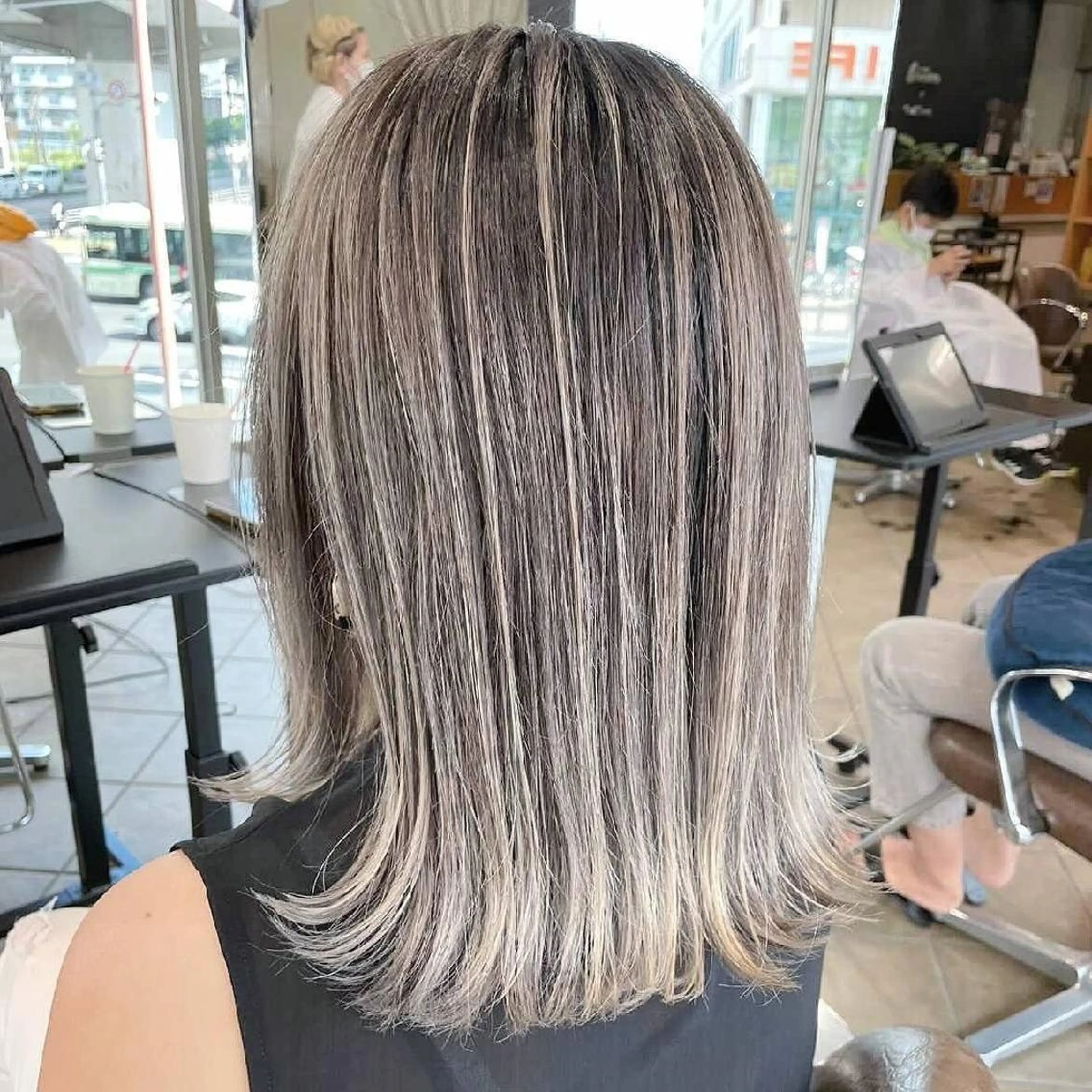 ミディアム 外国人風カラー Luisハイライト　 喜連瓜破、髪質改善のヘアスタイル