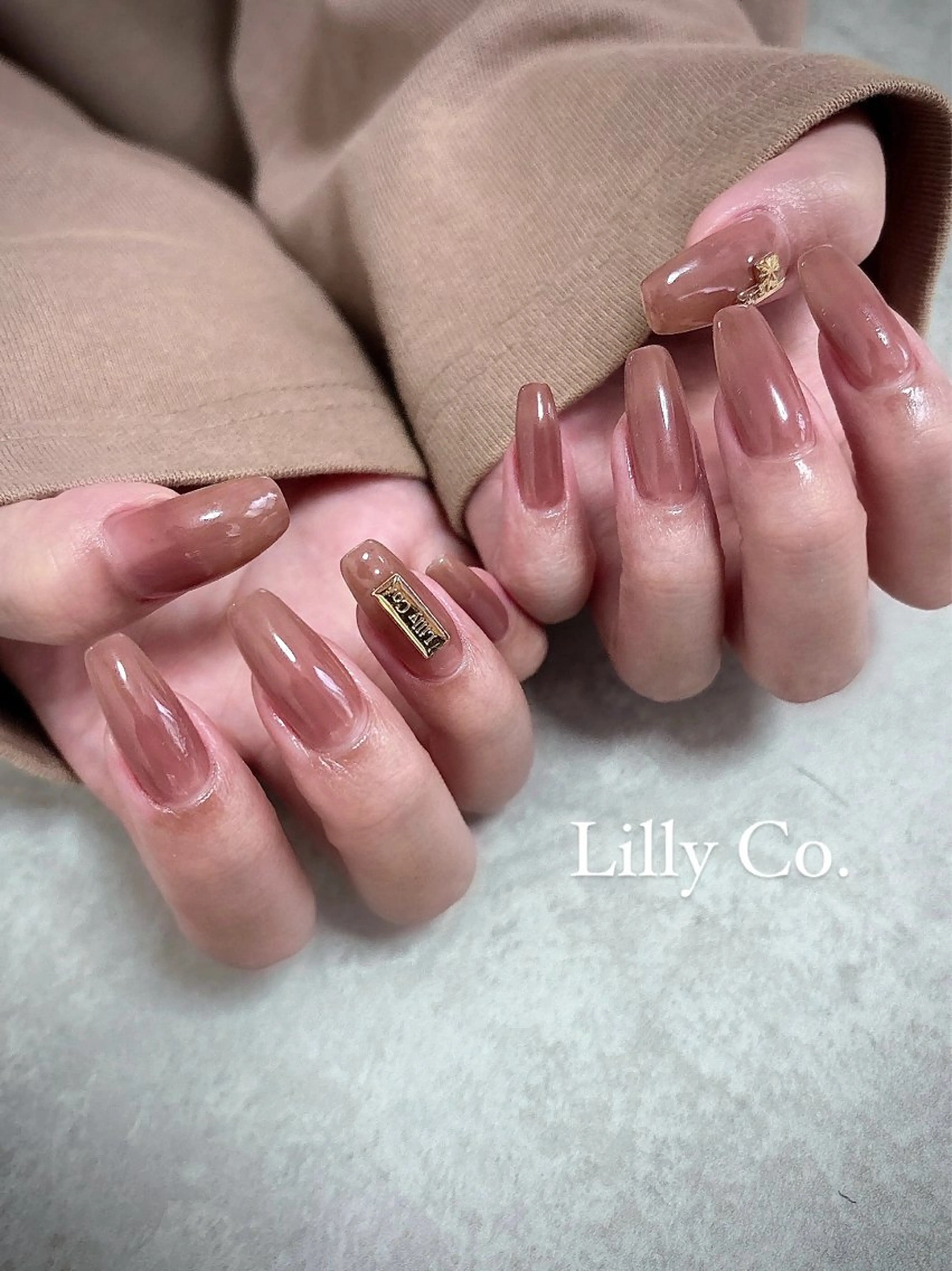 ネイル ゴールド ワンカラーネイル ハンドネイル ハンドケア Lilly Co.のネイルデザイン