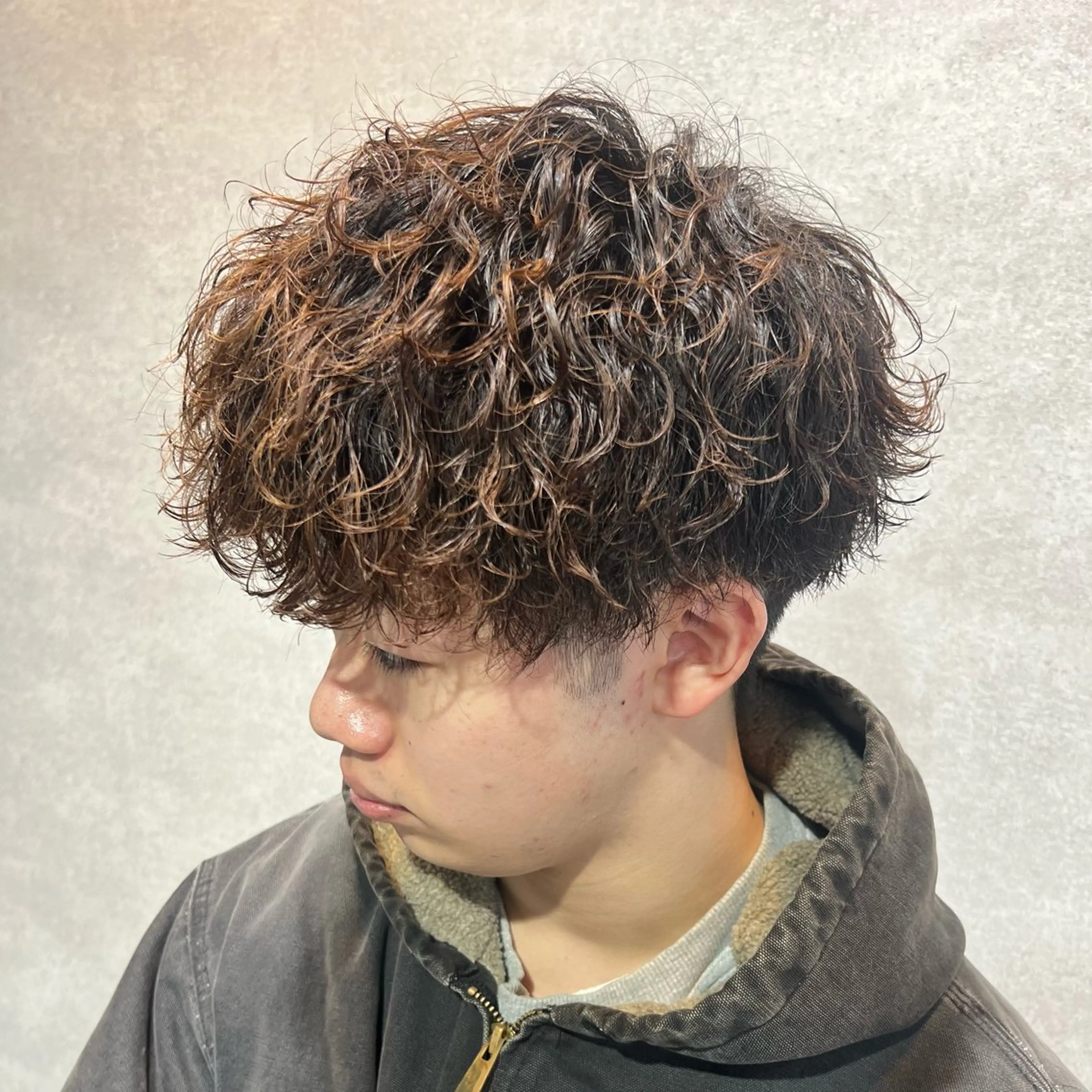ショート カラー パーマ ヘアアレンジ メンズ センターパート メンズハイライト メンズメッシュ マッシュ メンズパーマ カット パーマ トリートメント ヘッドスパ ヘアセット 仕上がり満足度No. 1🔥BLUCK🔥のヘアスタイル