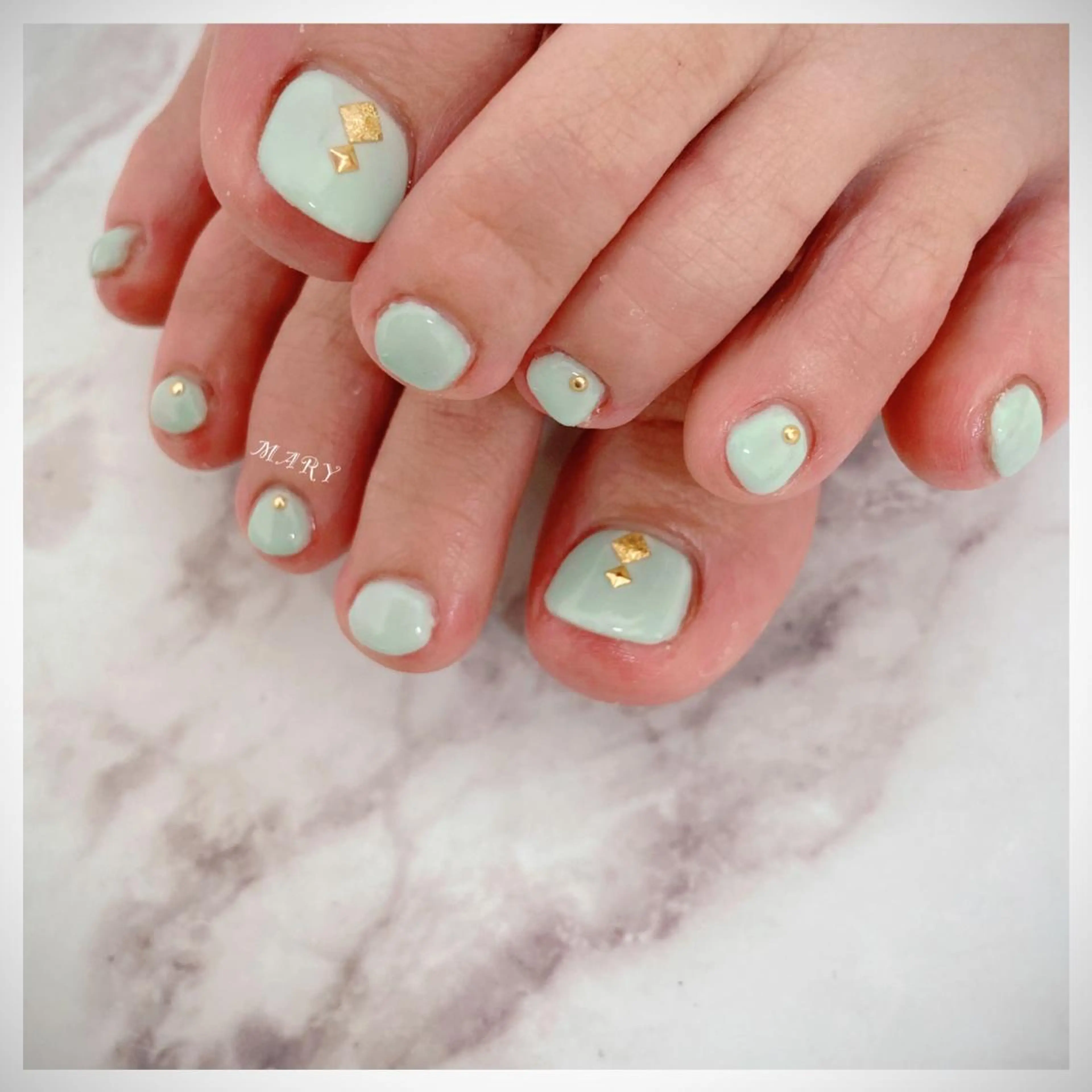 ネイル フットネイル グリーン ニュアンスネイル ワンカラーネイル 夏ネイル フットネイル Mary nail所属・Mary nail .narumiのネイルデザイン