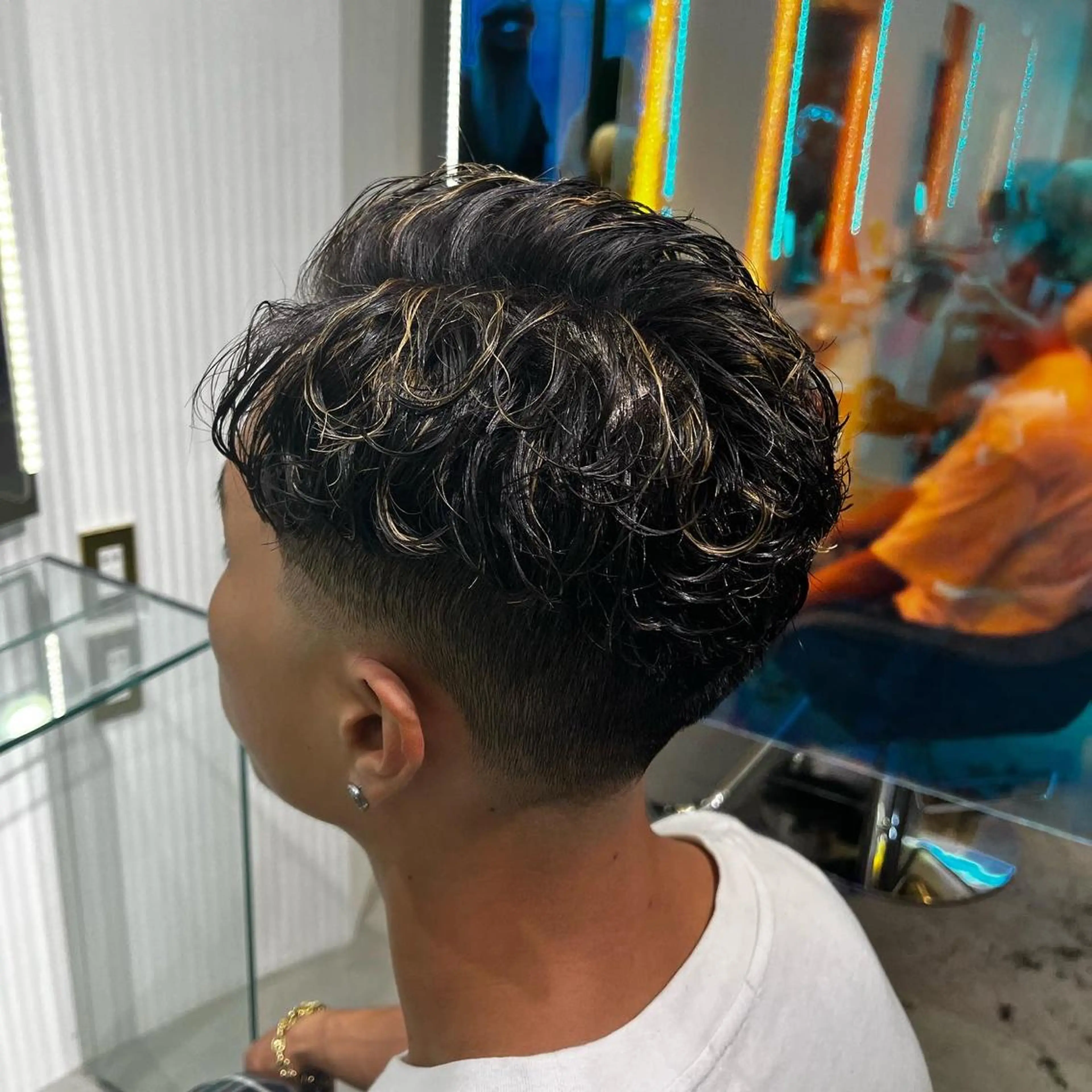 ショート パーマ メンズ フェードカット メンズハイトーン メンズパーマ &CREW スタッフのヘアスタイル