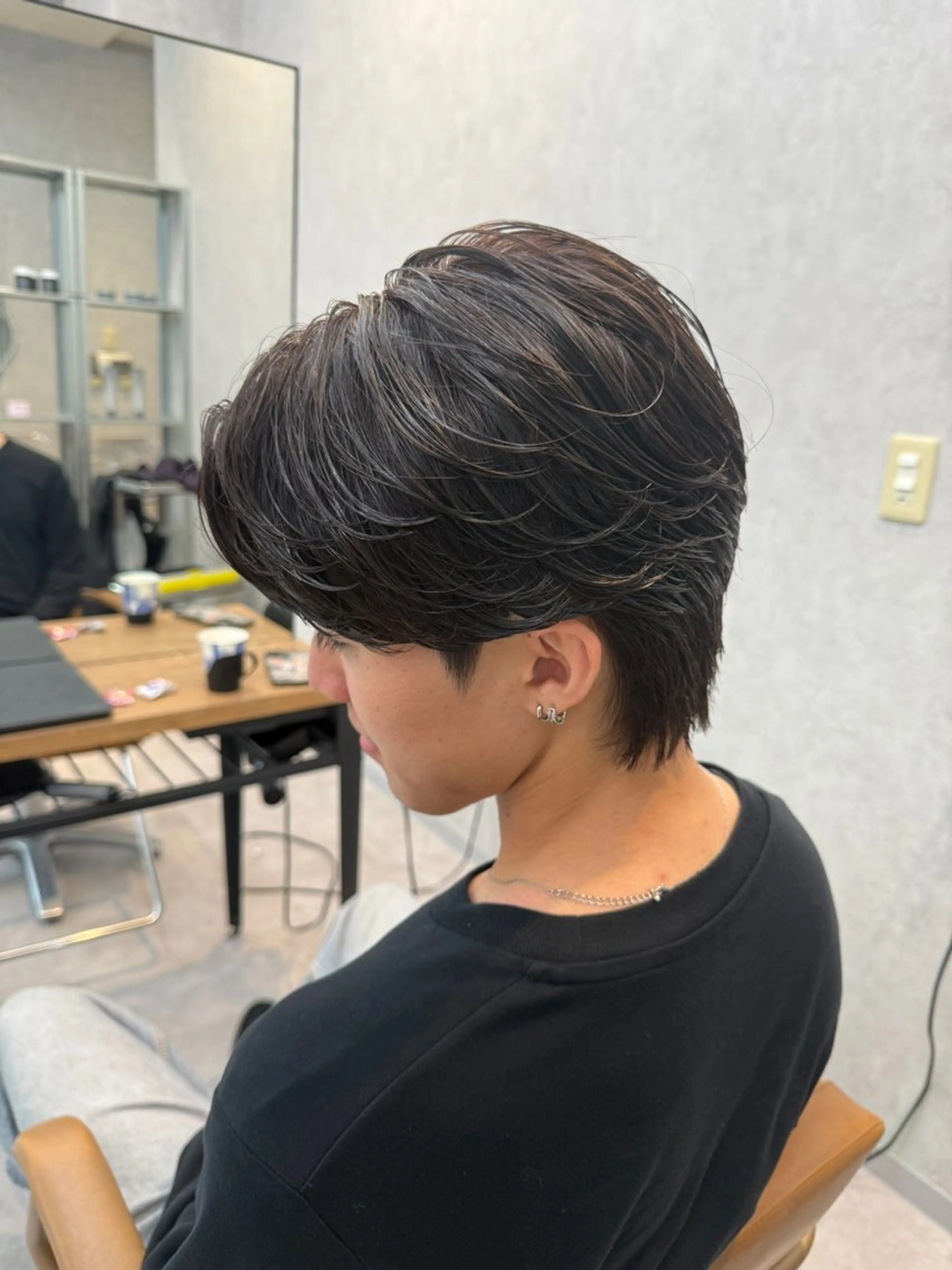 ミディアム パーマ メンズ ミディアムパーマ センターパート フェザーパーマ メンズパーマ カット パーマ メンズパーマ/波巻き パーマ/シャドウのヘアスタイル