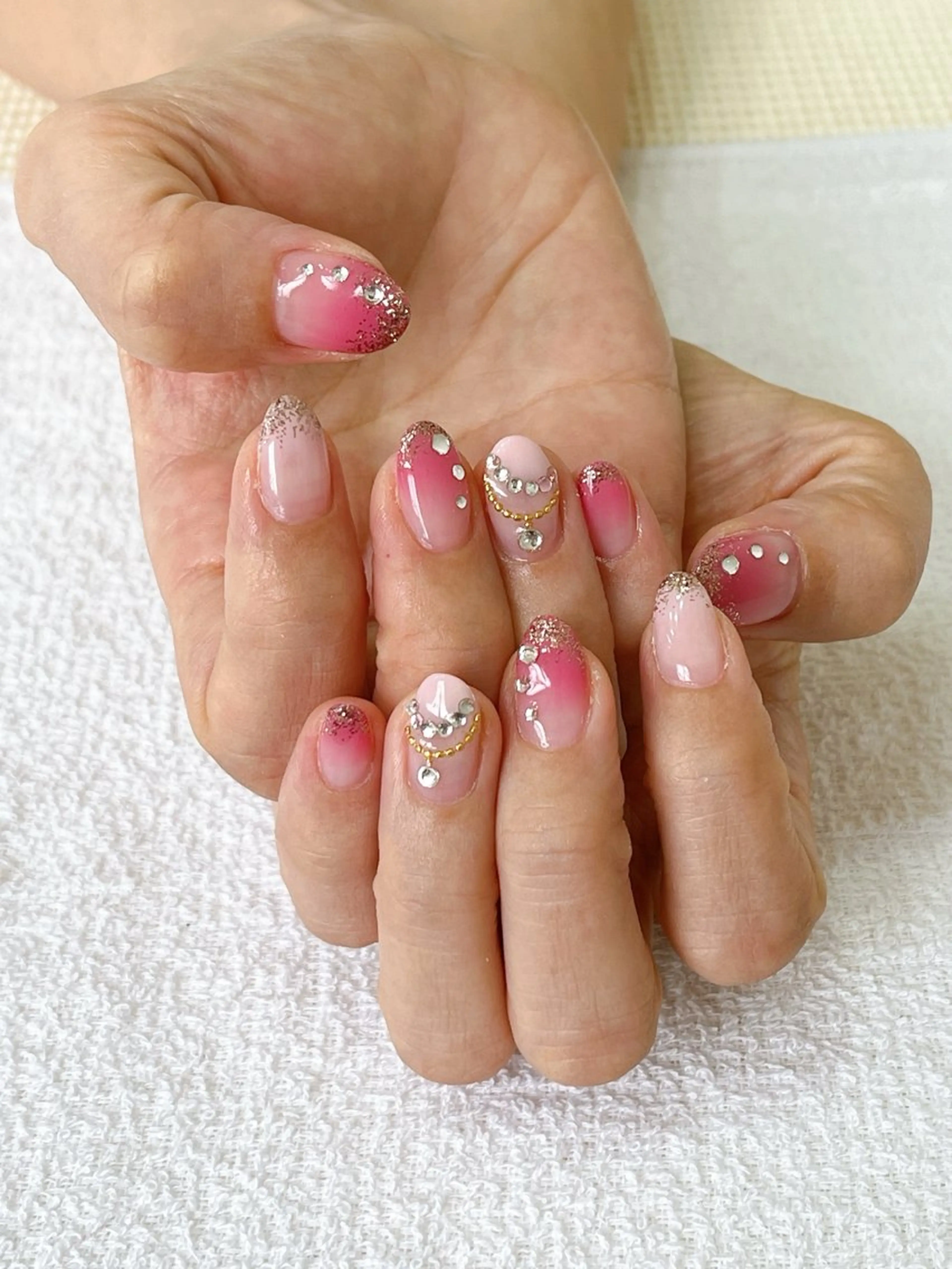 ネイル グラデーション ピンク ストーンネイル Ellenail名古屋所属・伊藤 愛のネイルデザイン
