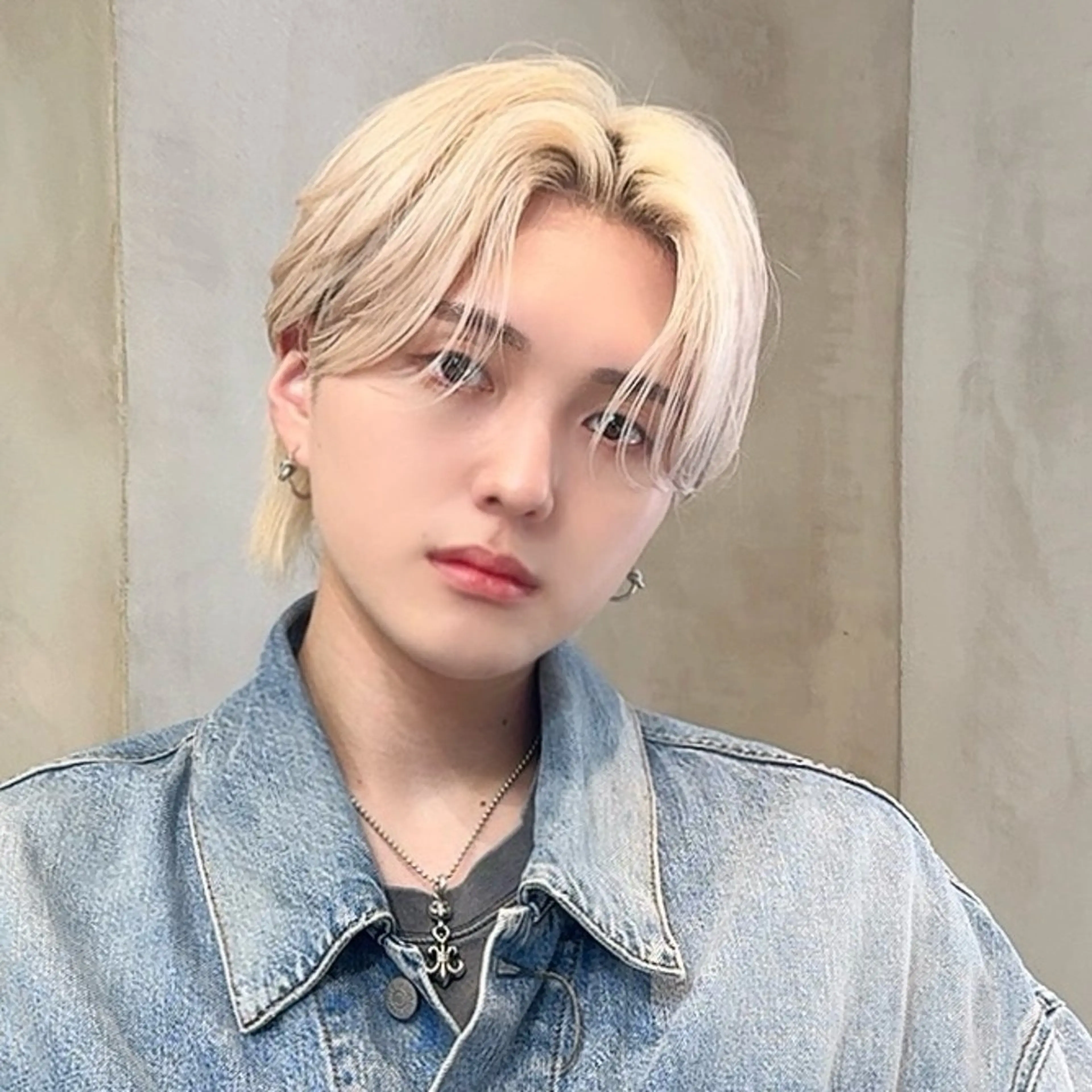 ミディアム カラー メンズ メンズブリーチ ブリーチ ブロンド ホワイトブロンド カット ヘアカラー 岡田大志🇰🇷 中/韓メンズヘアのヘアスタイル