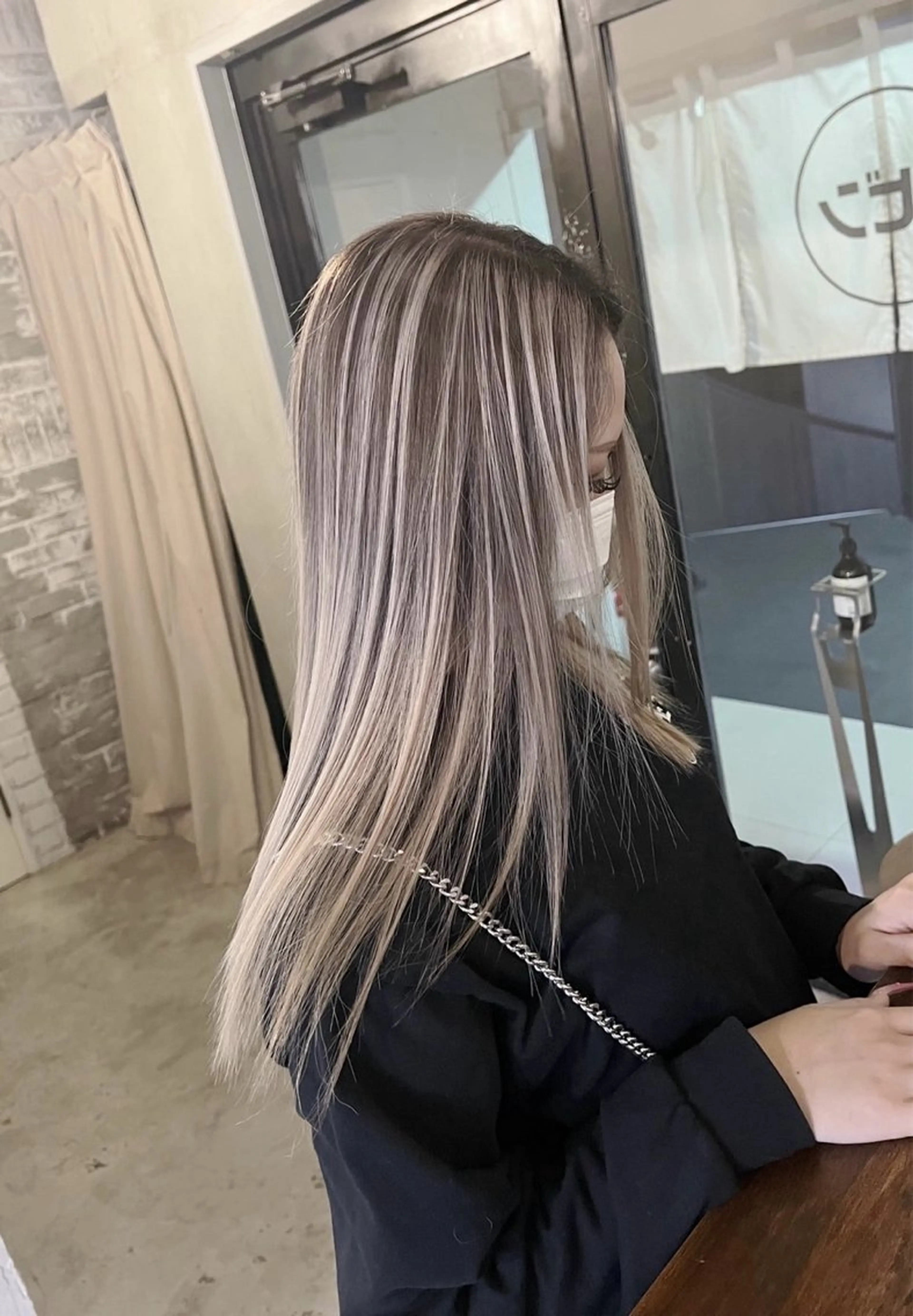 セミロング カラー バレイヤージュ シルバー ホワイトシルバー レイヤーカット ヘアカラー トリートメント ROBIN所属・指名数No.1 /NAOYAのヘアスタイル