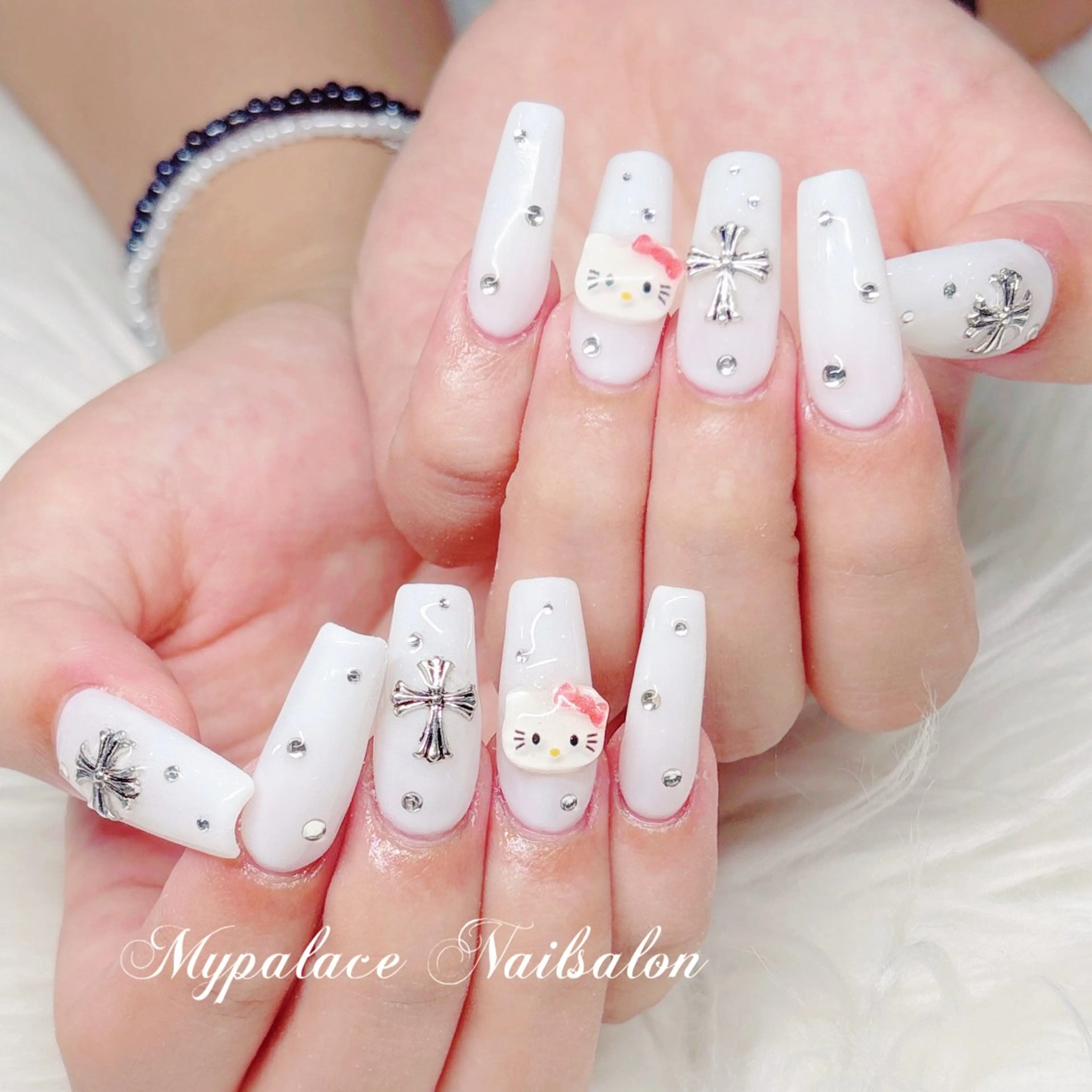 スカルプ#白系ネイル#ハローキティ#キラキラストーン#十字架