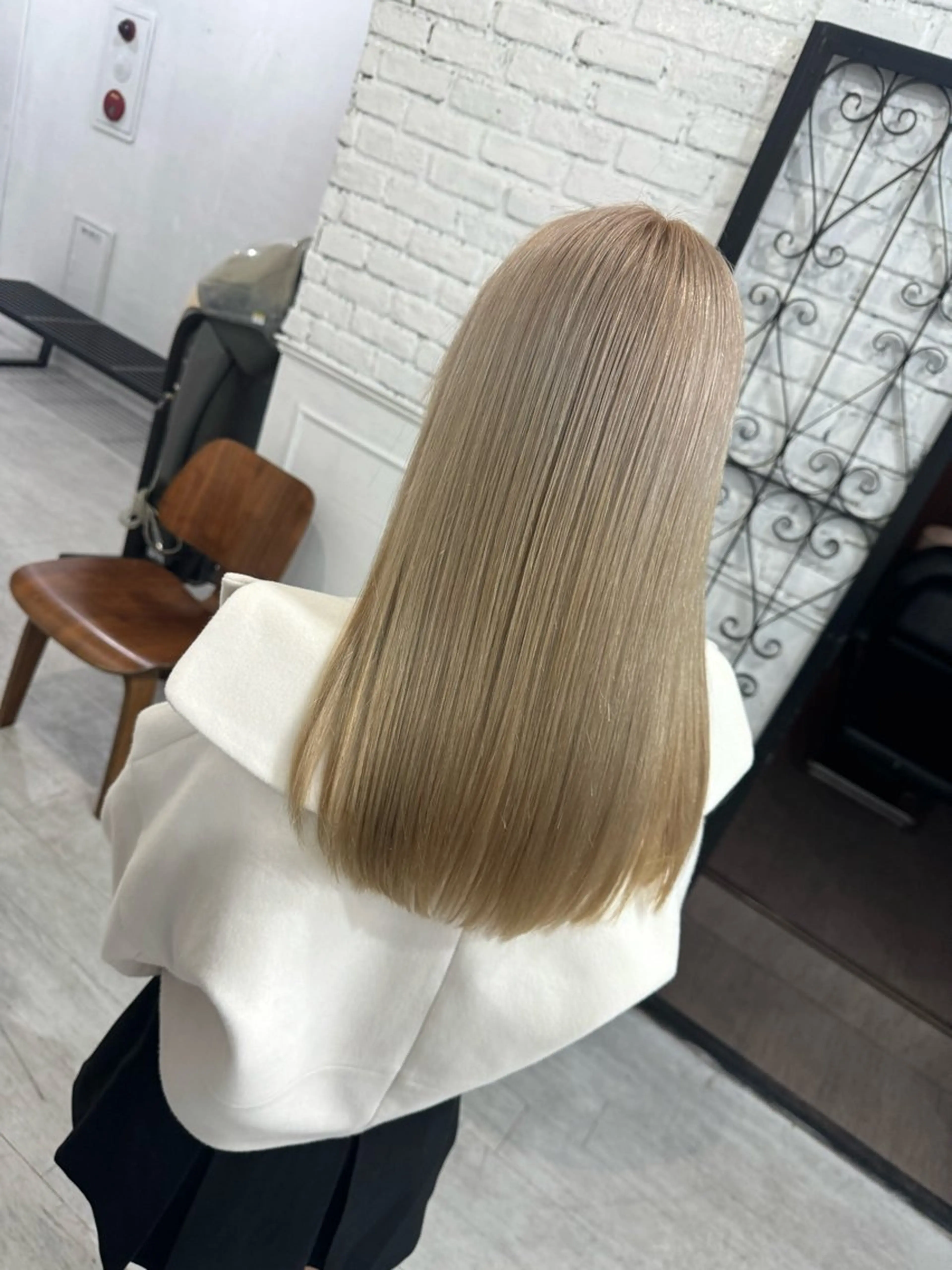 ロング カラー バレイヤージュ ミストバング ベージュカラー ブリーチ 抜きっぱなしブロンド ヘアカラー トリートメント SALOWIN札幌大通り所属・札幌ハイトーン/ ブリーチカラー/ドイのヘアスタイル