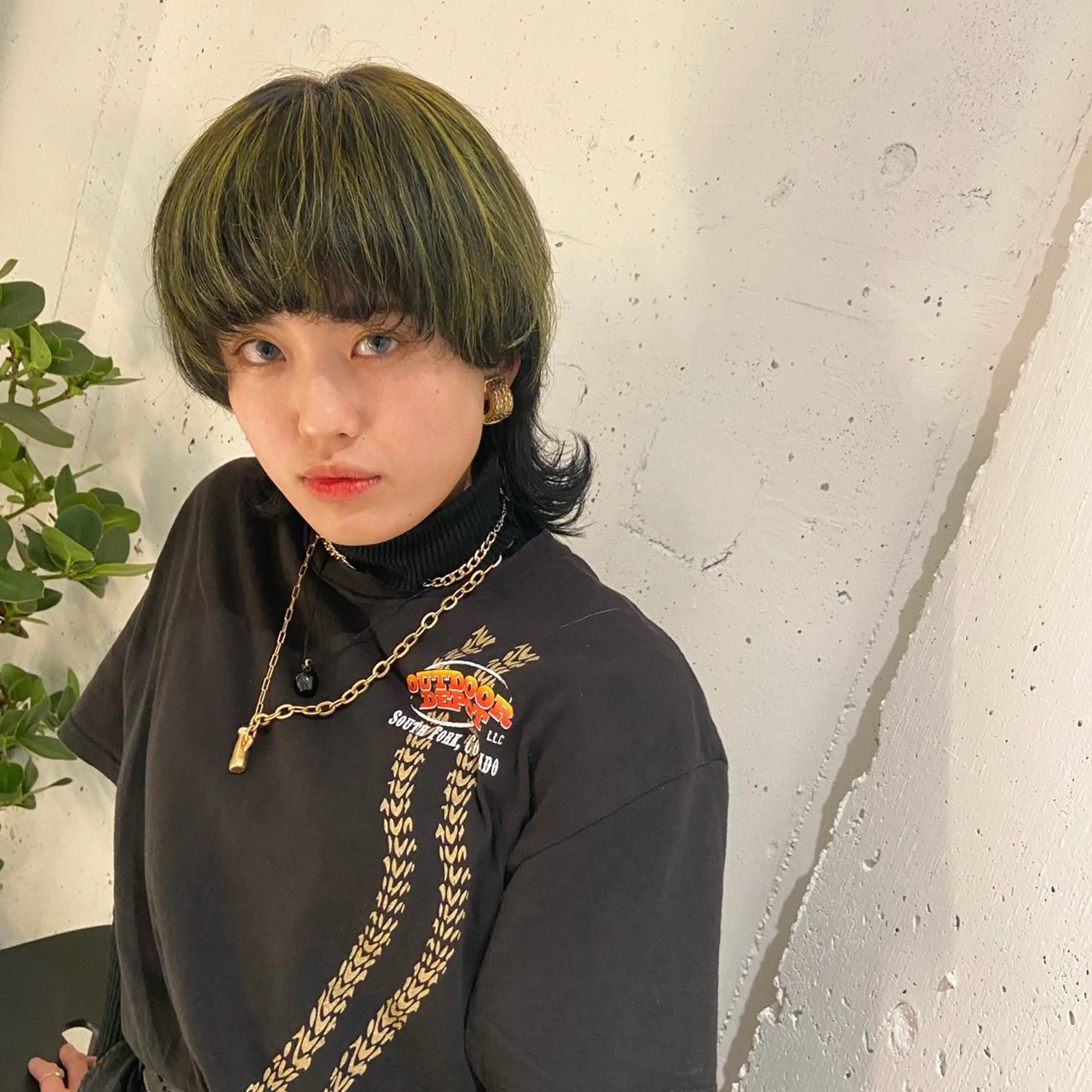 ショート カラー デザインカラー ハイライトカラー イエローカラー ハイライト ウルフカット カジュアルを女っぽく 𝗮𝘆𝗮𝗰𝗼のヘアスタイル