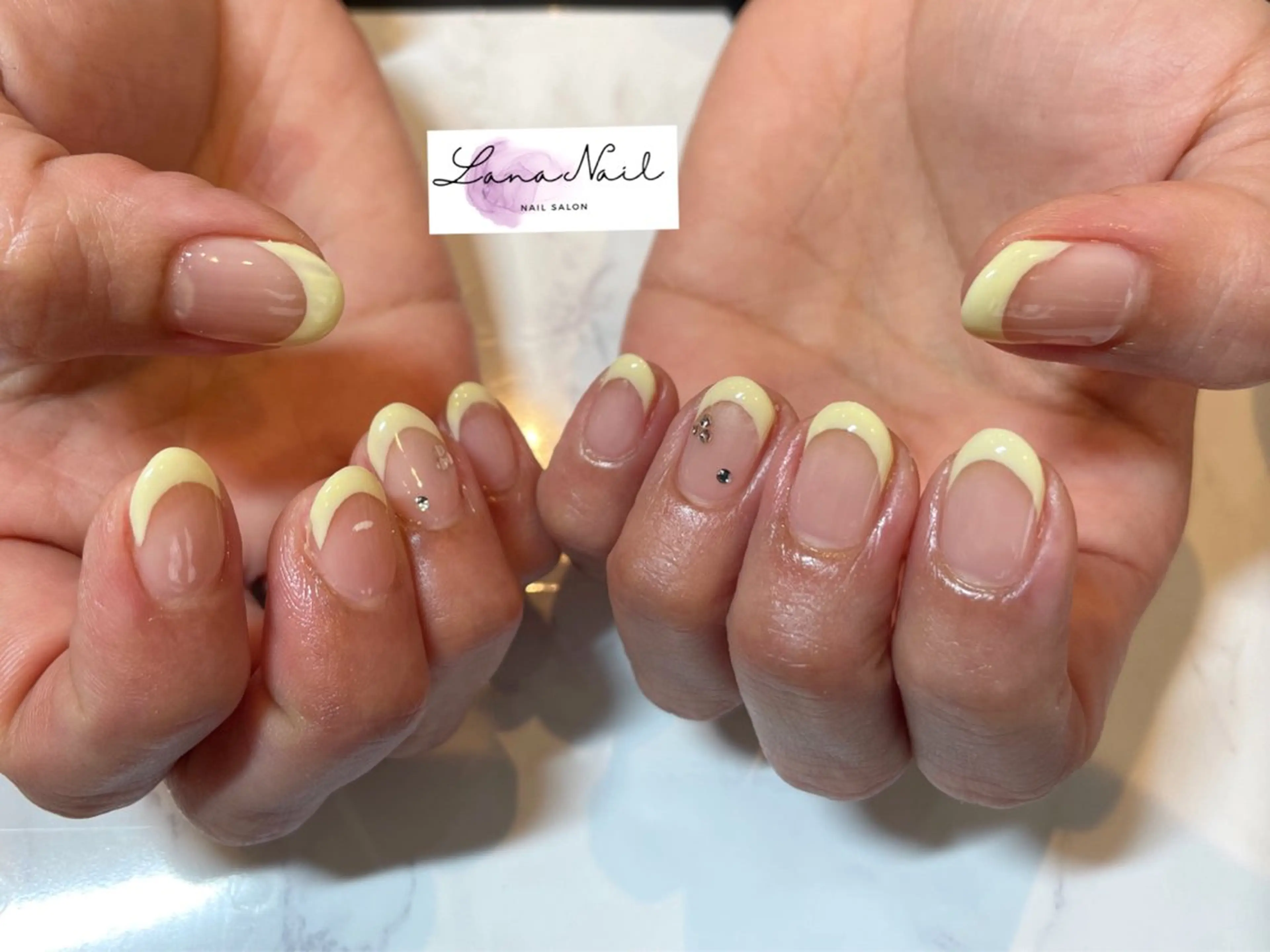 ネイル フレンチネイル ストーンネイル 黄色 Lana Nailのネイルデザイン