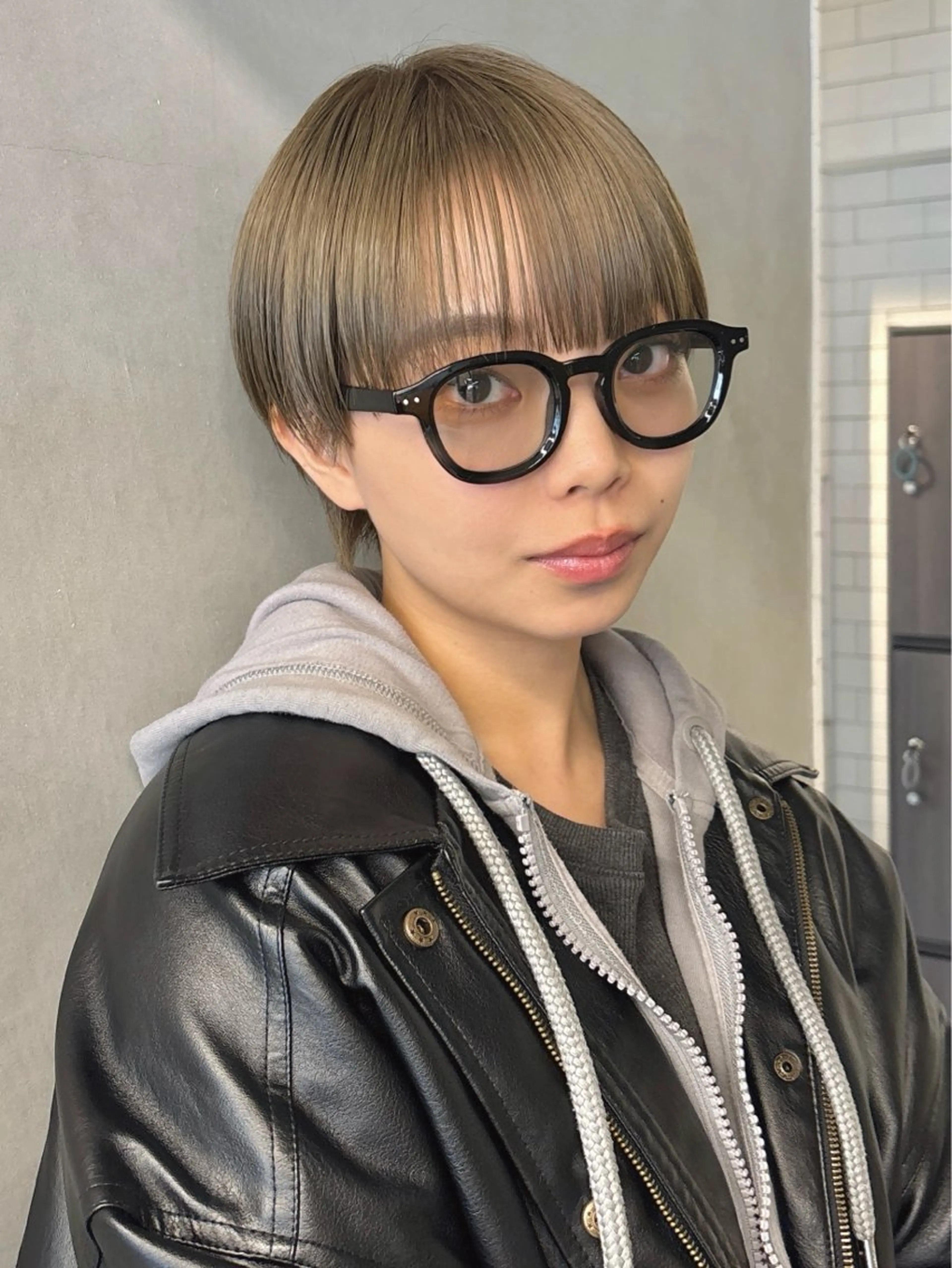 ショート カラー ハイトーンカラー オリーブカラー ショートヘア カット ヘアカラー NOVEL-DAYS所属・井上 唯のヘアスタイル