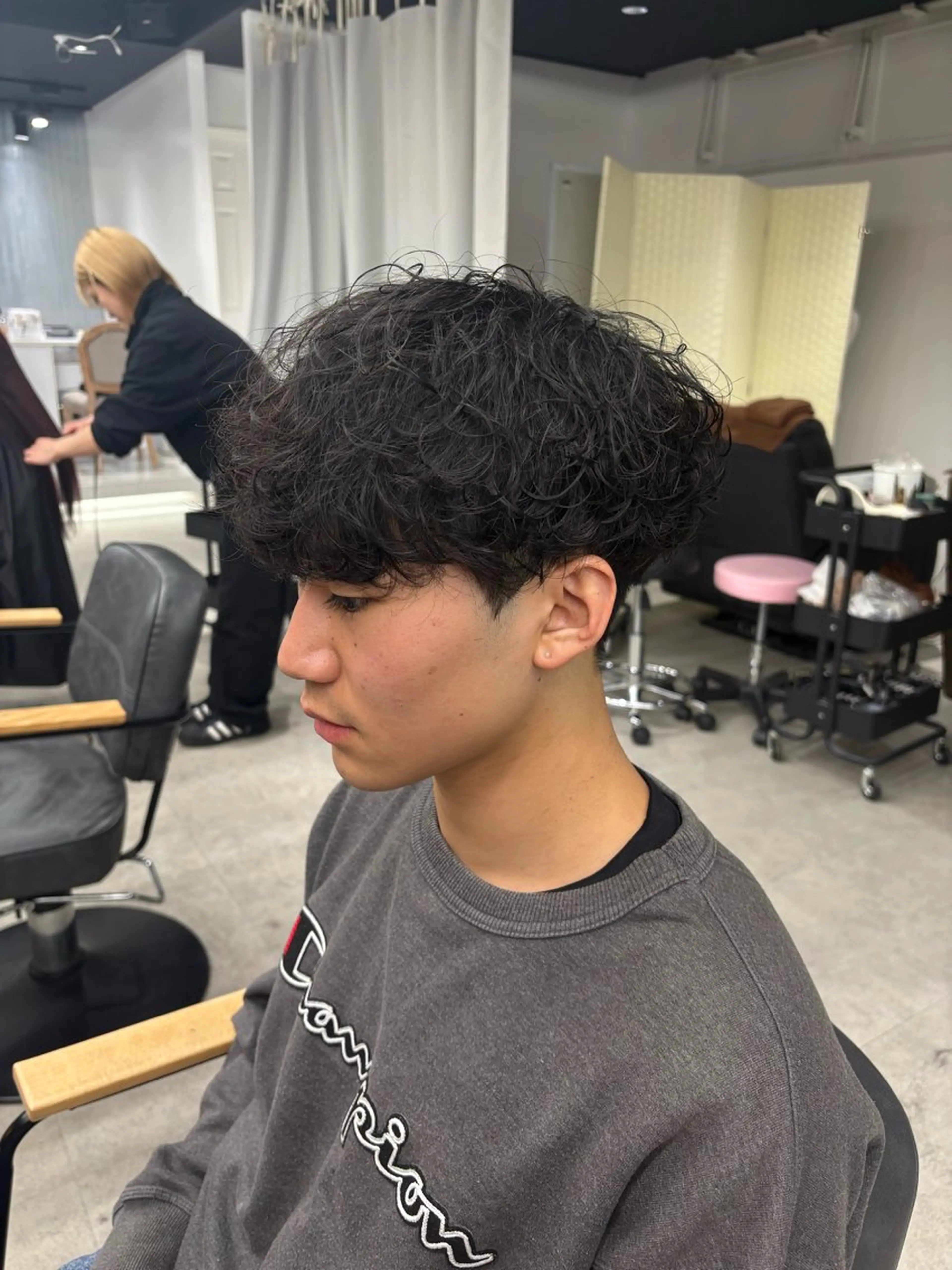 ショート パーマ メンズ メンズパーマ プードルパーマ 学生(メンズ向け) 波巻きパーマ 学生 カット パーマ シャドウパーマ/ ルーズパーマ/メンズのヘアスタイル