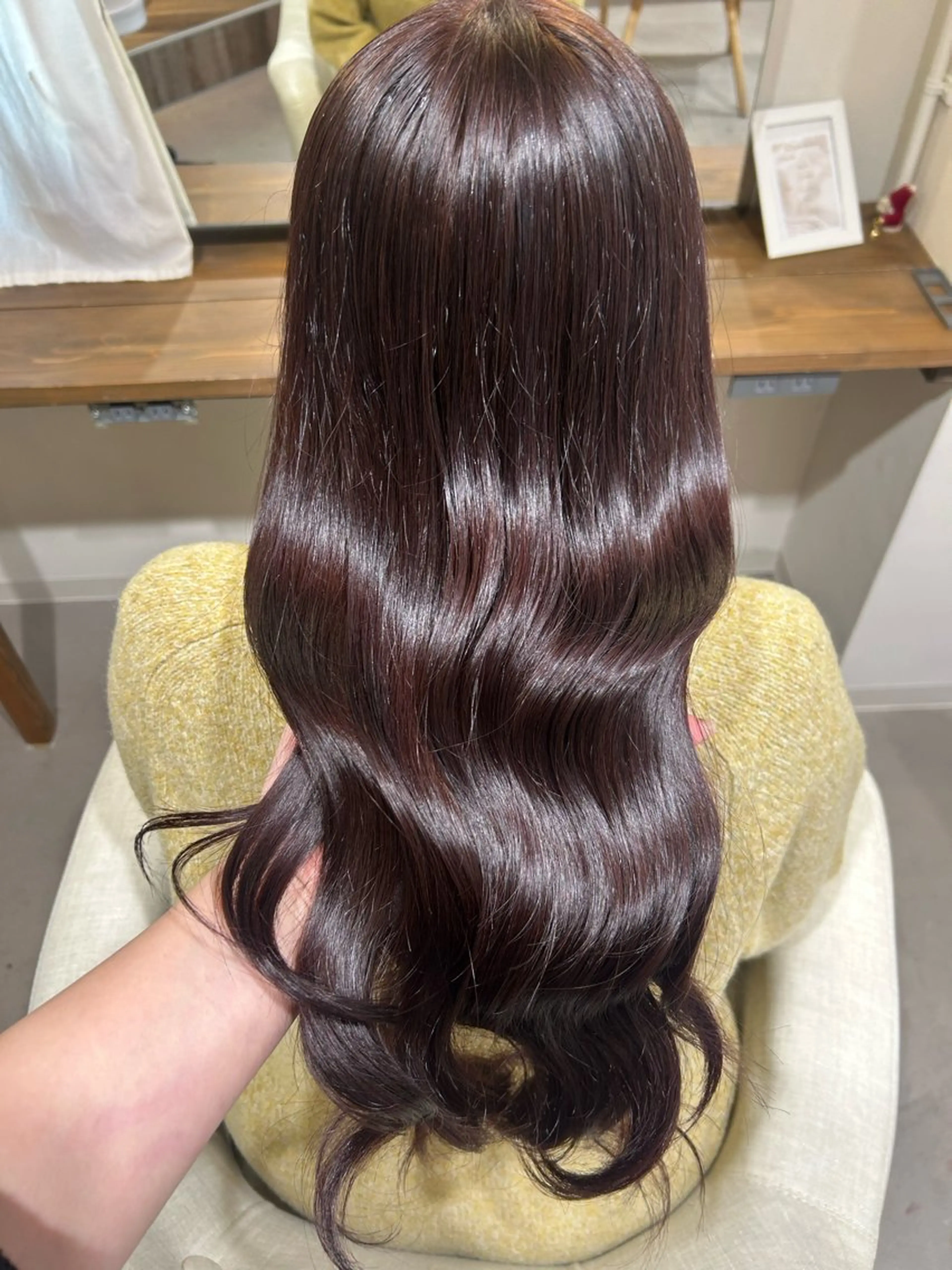 ロング カラー ヘアカラー トリートメント shu ブラウンピンクカラーのヘアスタイル