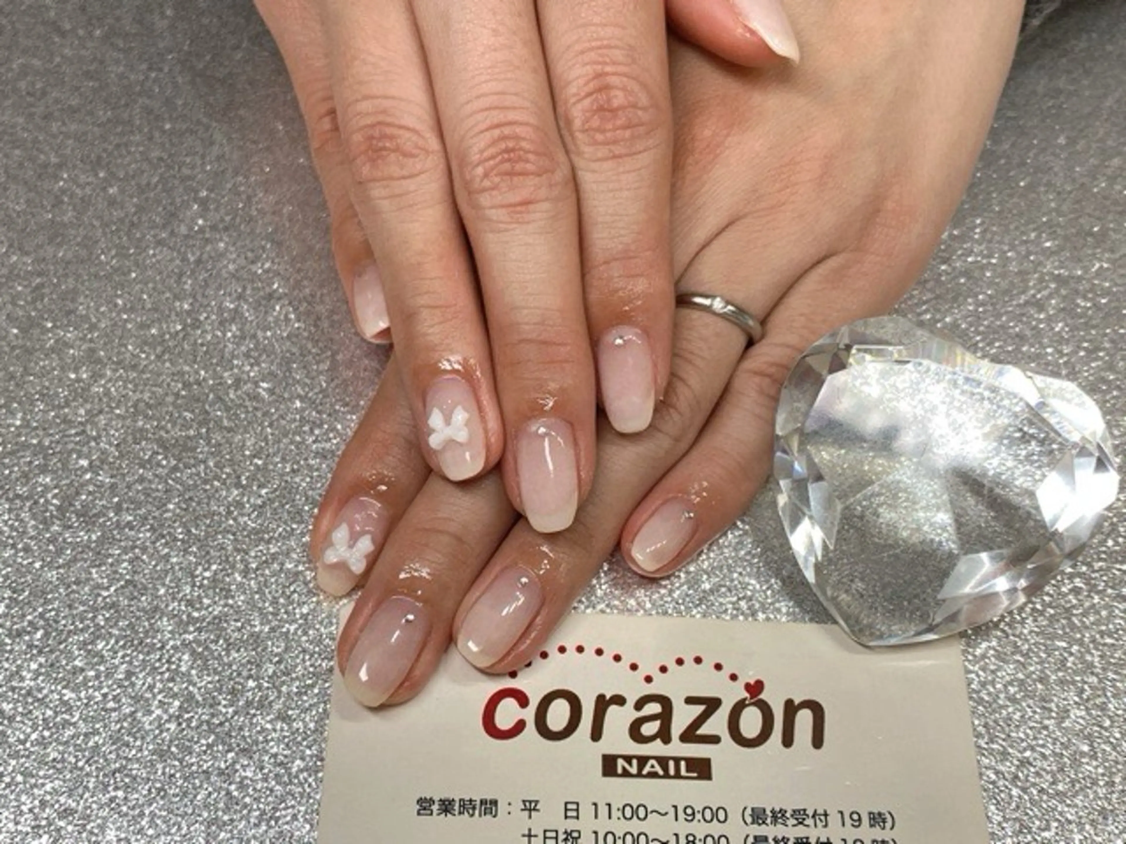 ネイル ジェルネイル グラデーション ストーンネイル ホワイト ハンドネイル corazon所属・ネイリスト aicoのネイルデザイン