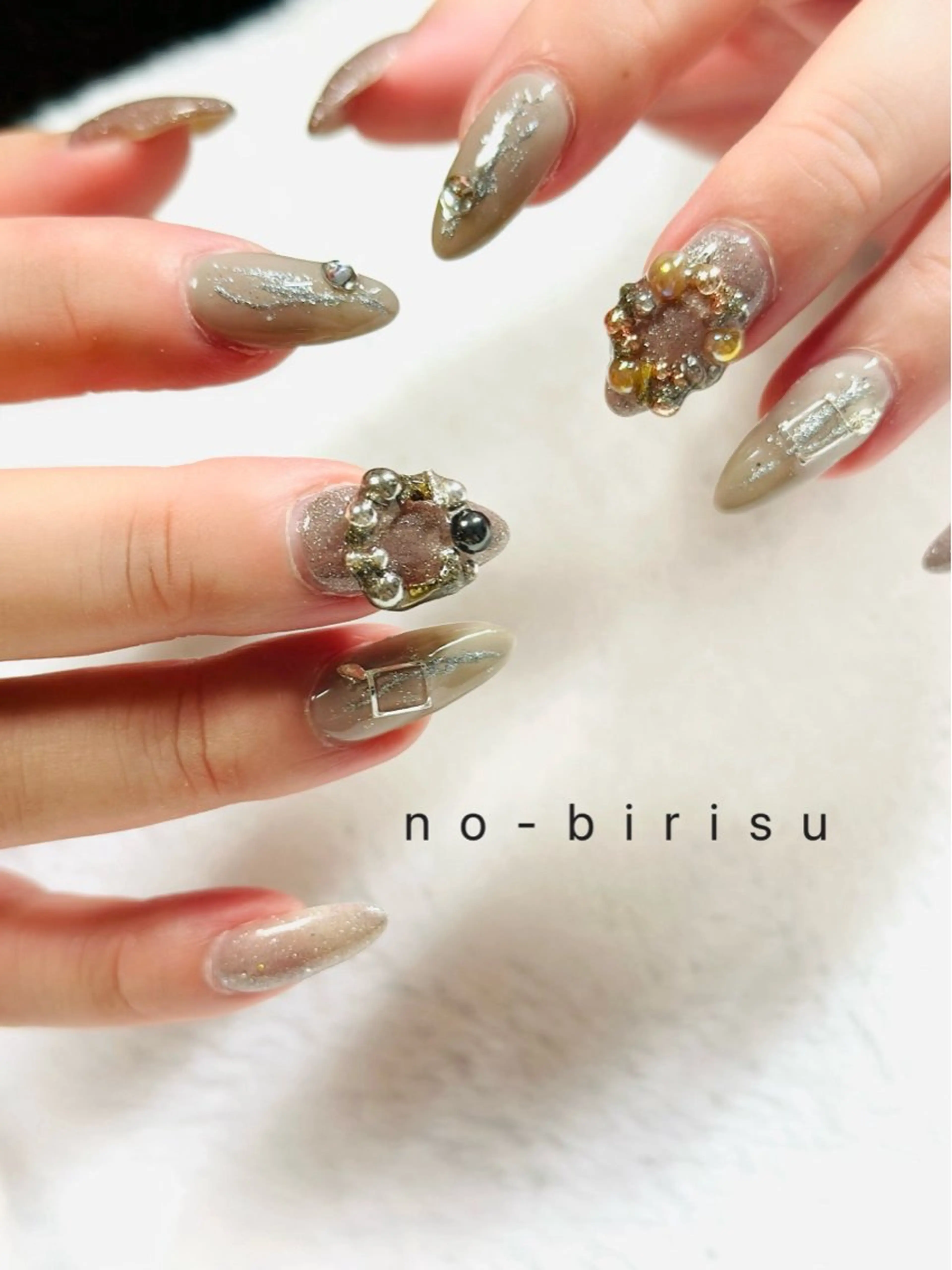 ネイル マグネットネイル 冬ネイル クリスマス ハンドネイル no-birisu nailのネイルデザイン