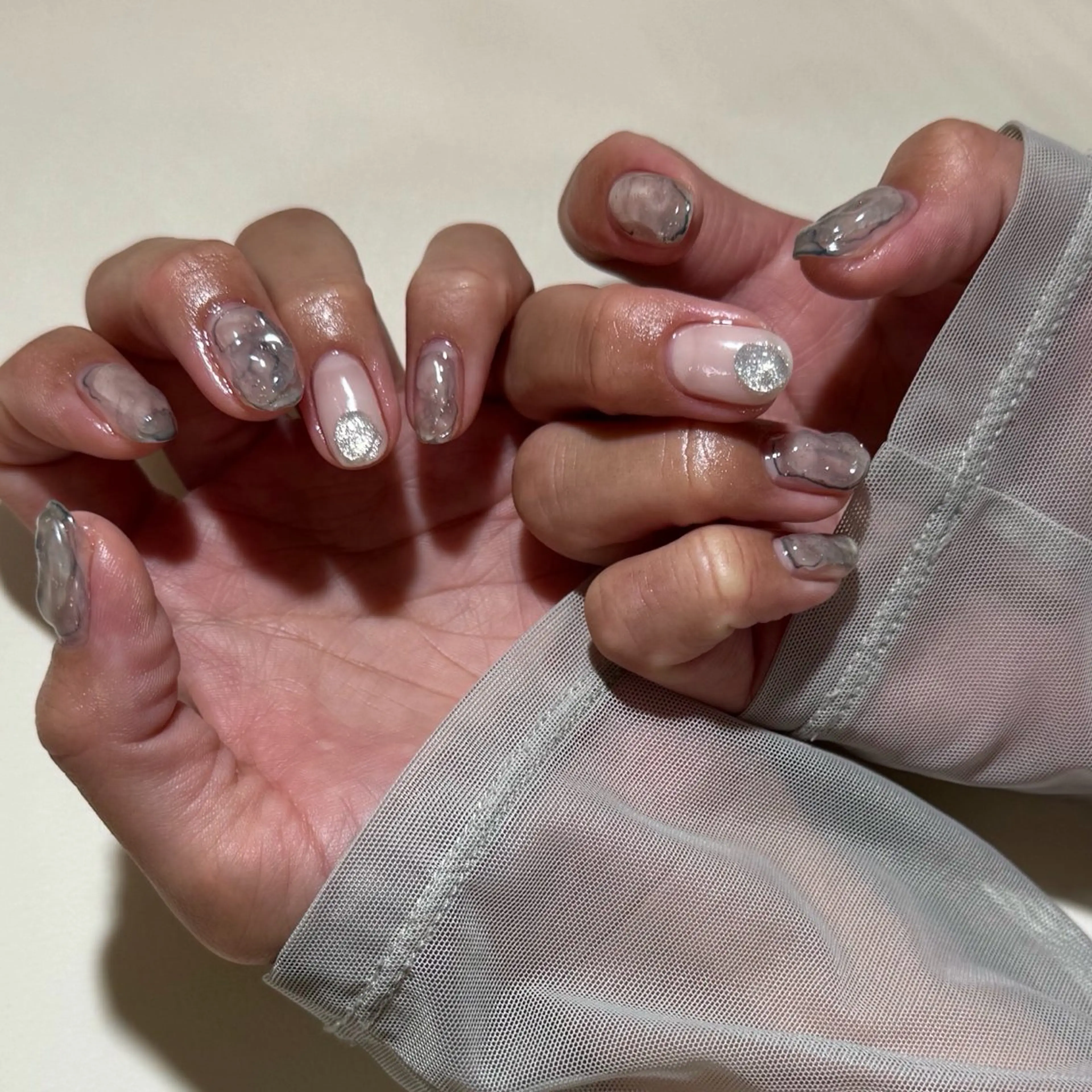 ネイル アートネイル べっ甲ネイル ジェルネイル グリーン キラキラネイル nailstudio eviz新宿店のネイルデザイン
