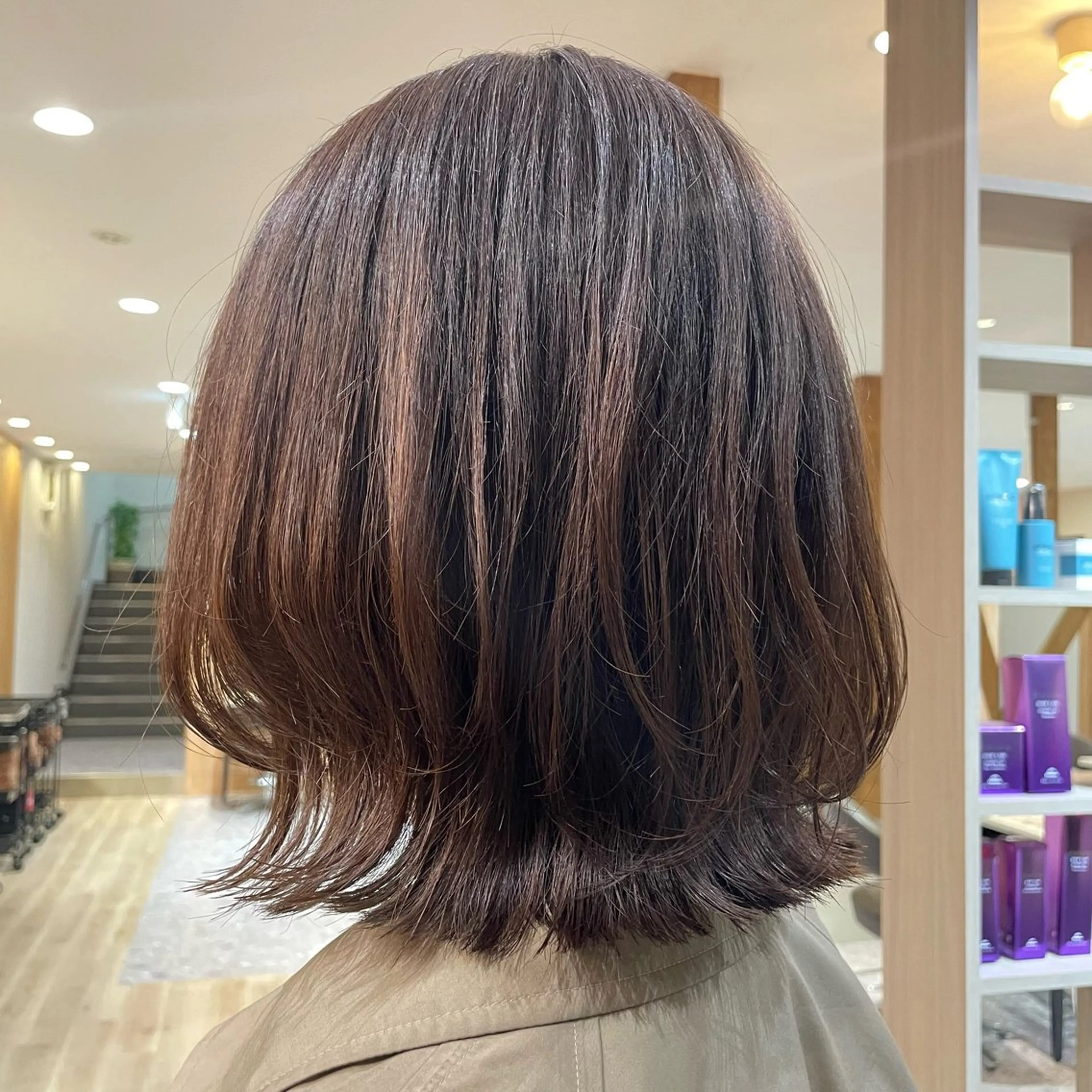 ミディアム 岡本 彩香のヘアスタイル