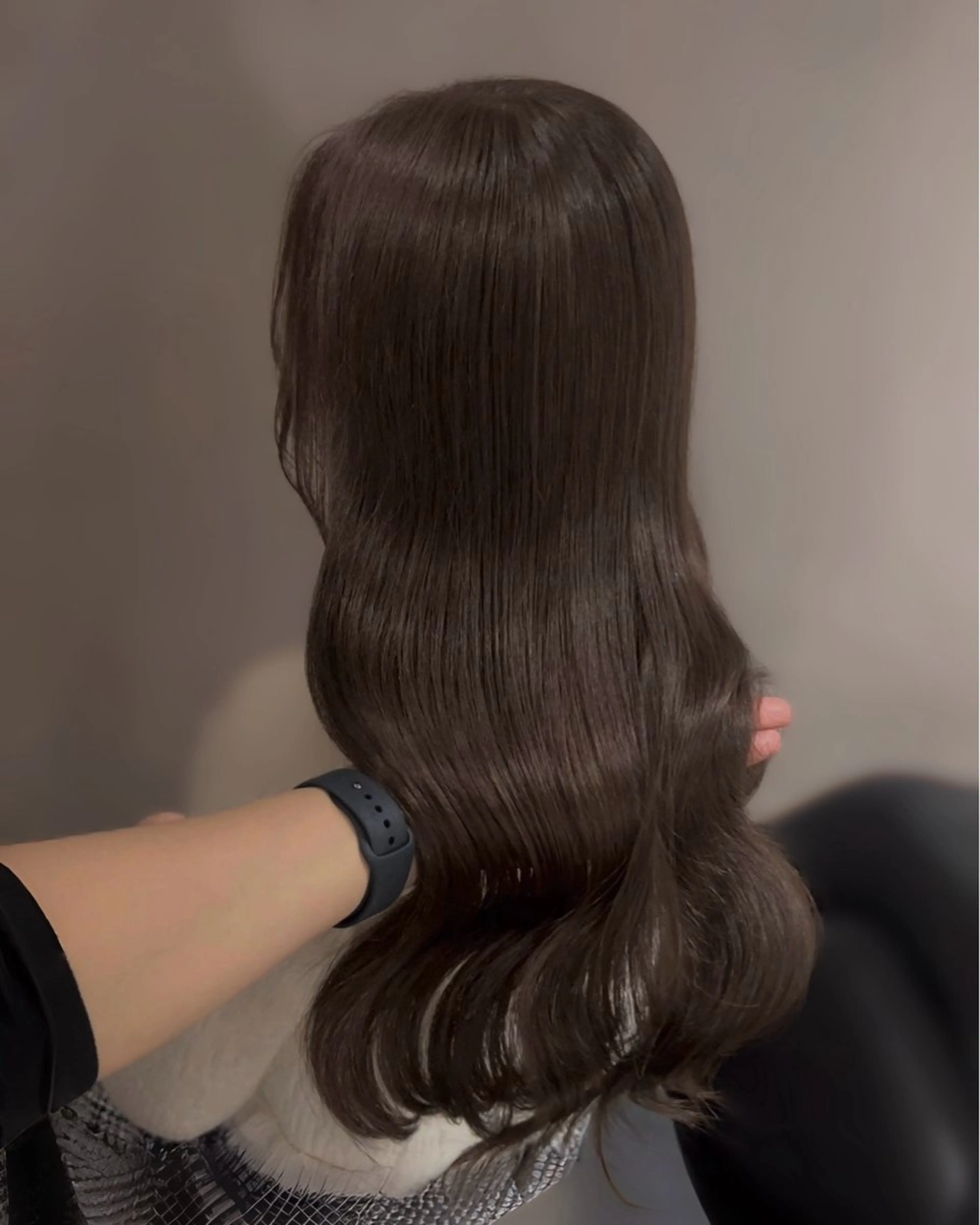 ミディアム カラー パーマ アッシュ アッシュグレー アッシュグレージュ ベージュカラー ブリーチ カット ヘアカラー トリートメント ブリーチなし/ ベージュ/akiraのヘアスタイル