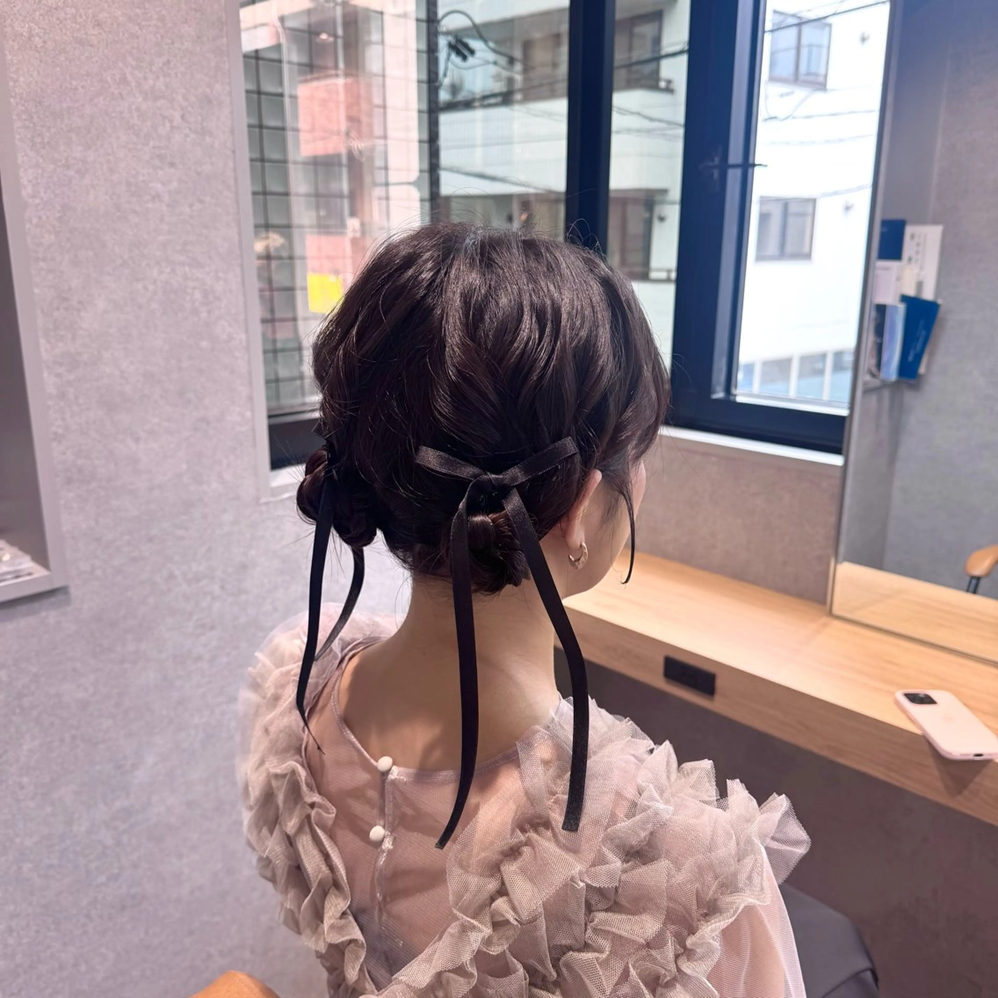 ミディアム ヘアアレンジ お団子ヘア ヘアセット ハイトーン/ピンク 🎀山岸 沙弥香のヘアスタイル