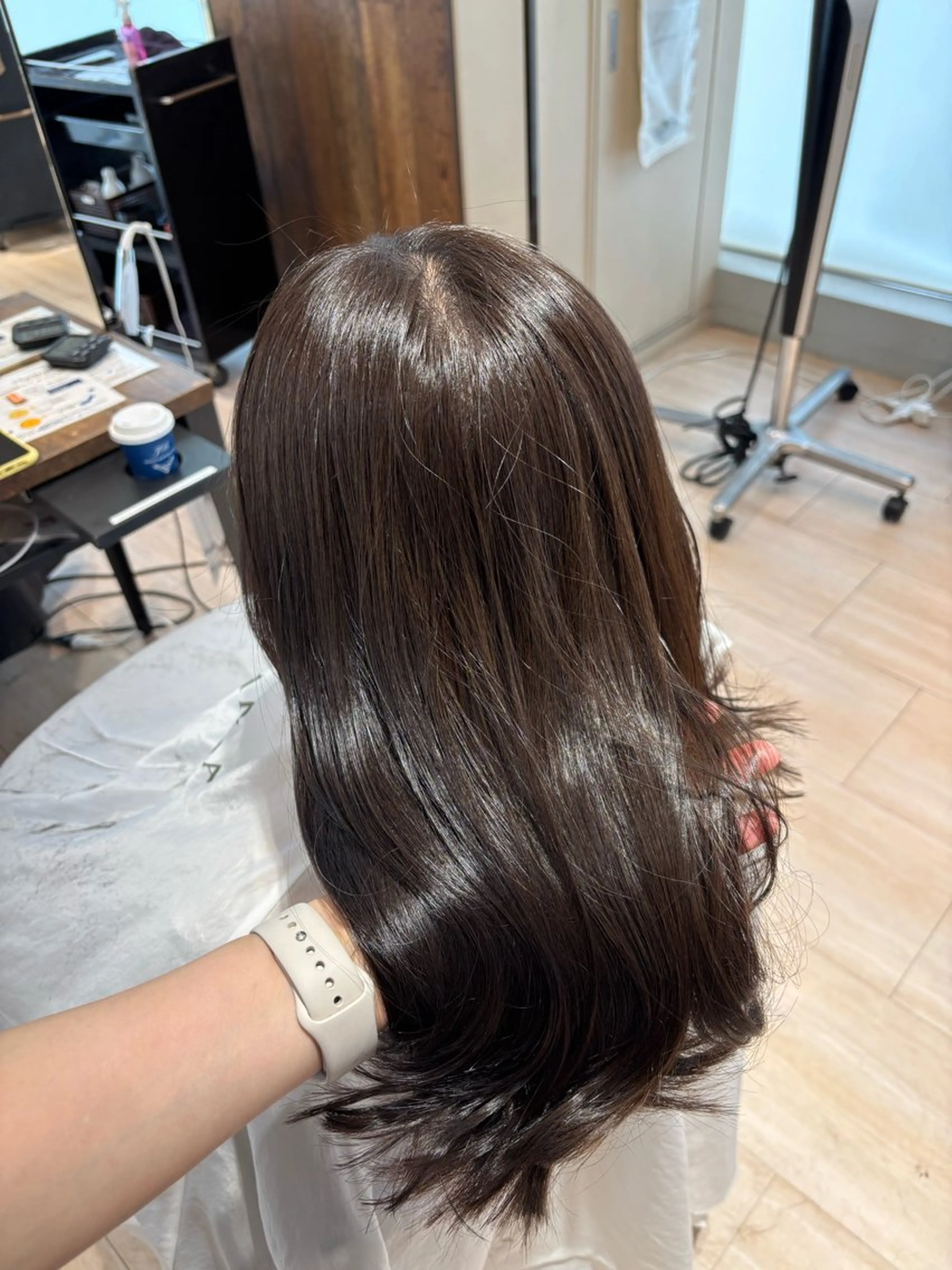 ロング カラー アッシュ ベージュカラー ブリーチ 透明感カラー 顔周りカット カット ヘアカラー 穂積 未優のヘアスタイル