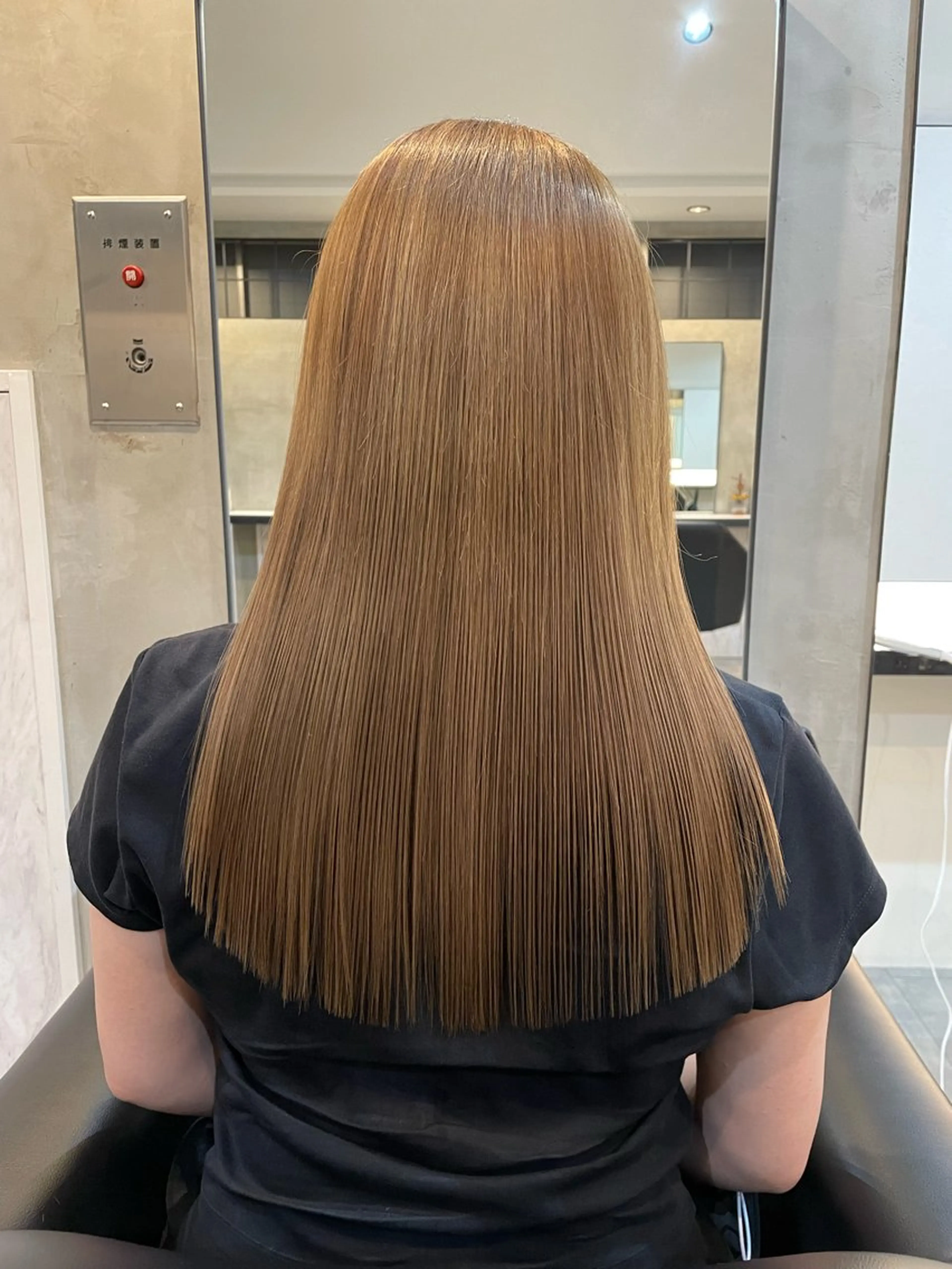 セミロング カラー ブリーチ 縮毛矯正 トリートメント トリートメント 渋谷 留菜のヘアスタイル