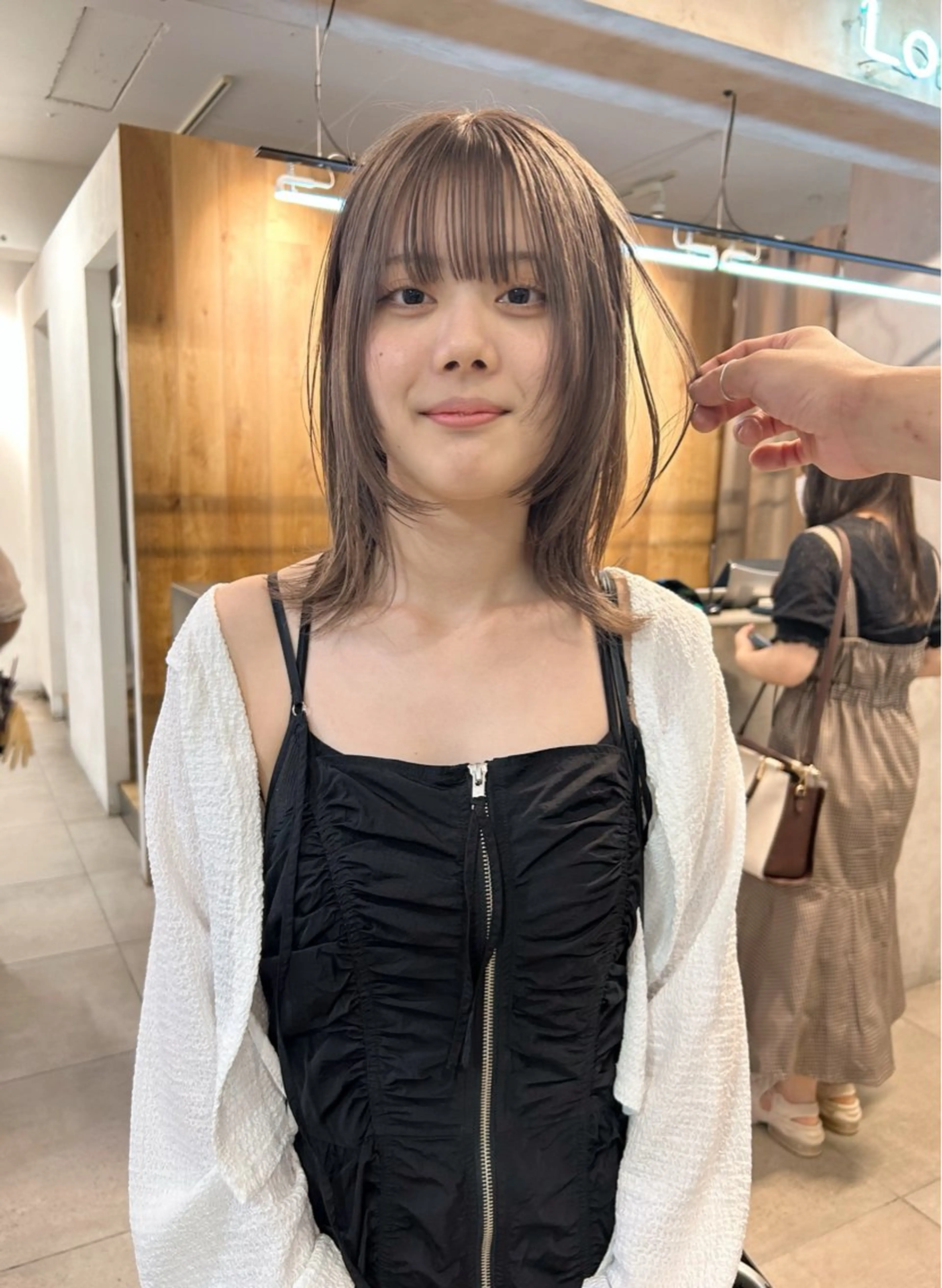 ミディアム カラー ベージュカラー ダブルカラー ミルクティーベージュ 顔まわりレイヤー 顔周りカット カット グレージュ× ボブ× ハイトーン　前田隆太のヘアスタイル