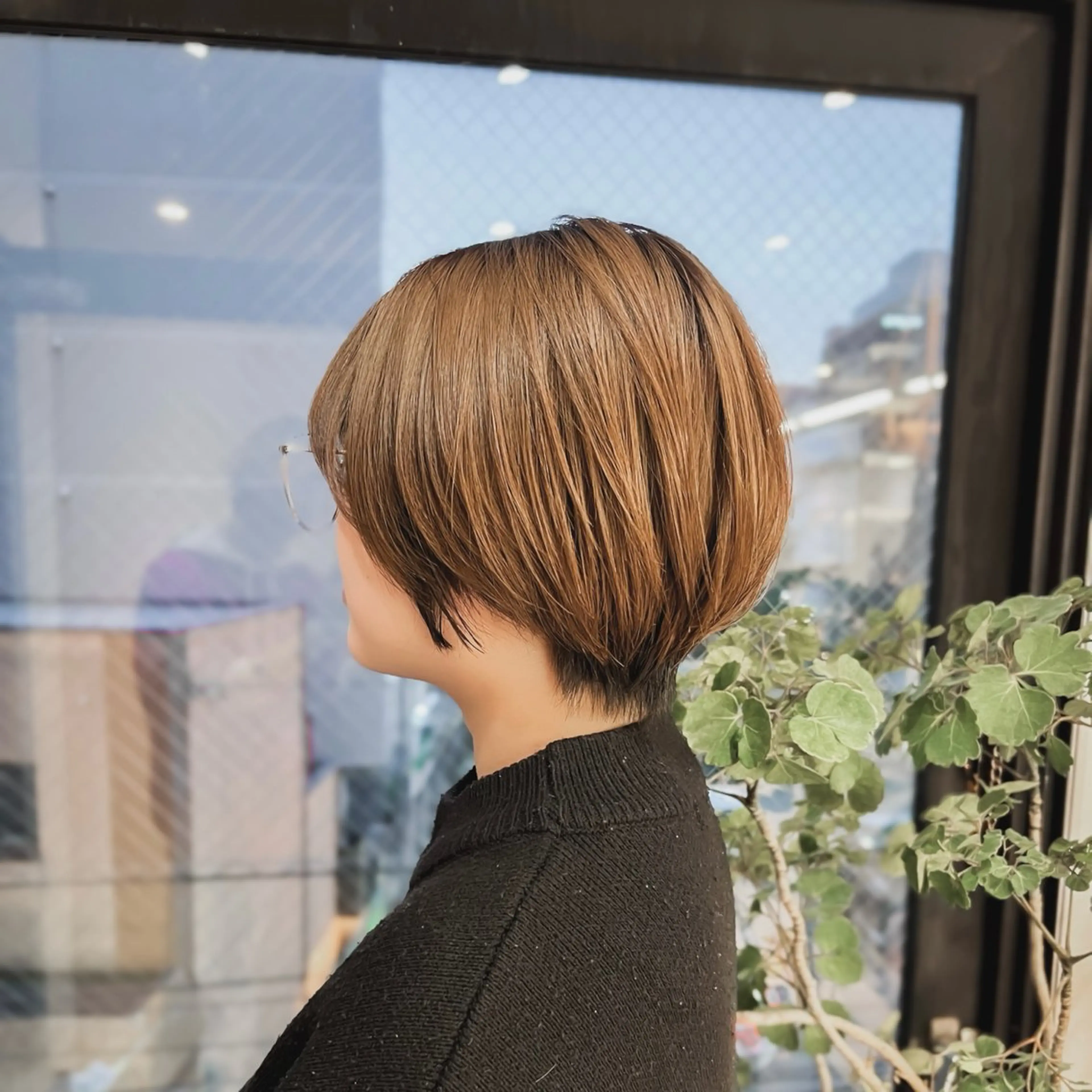 ショート カラー ブリーチ デザインカラー インナーカラー 顔周りカット ショートヘア カット ヘアカラー トリートメント quon RYUYA /レイヤーのヘアスタイル