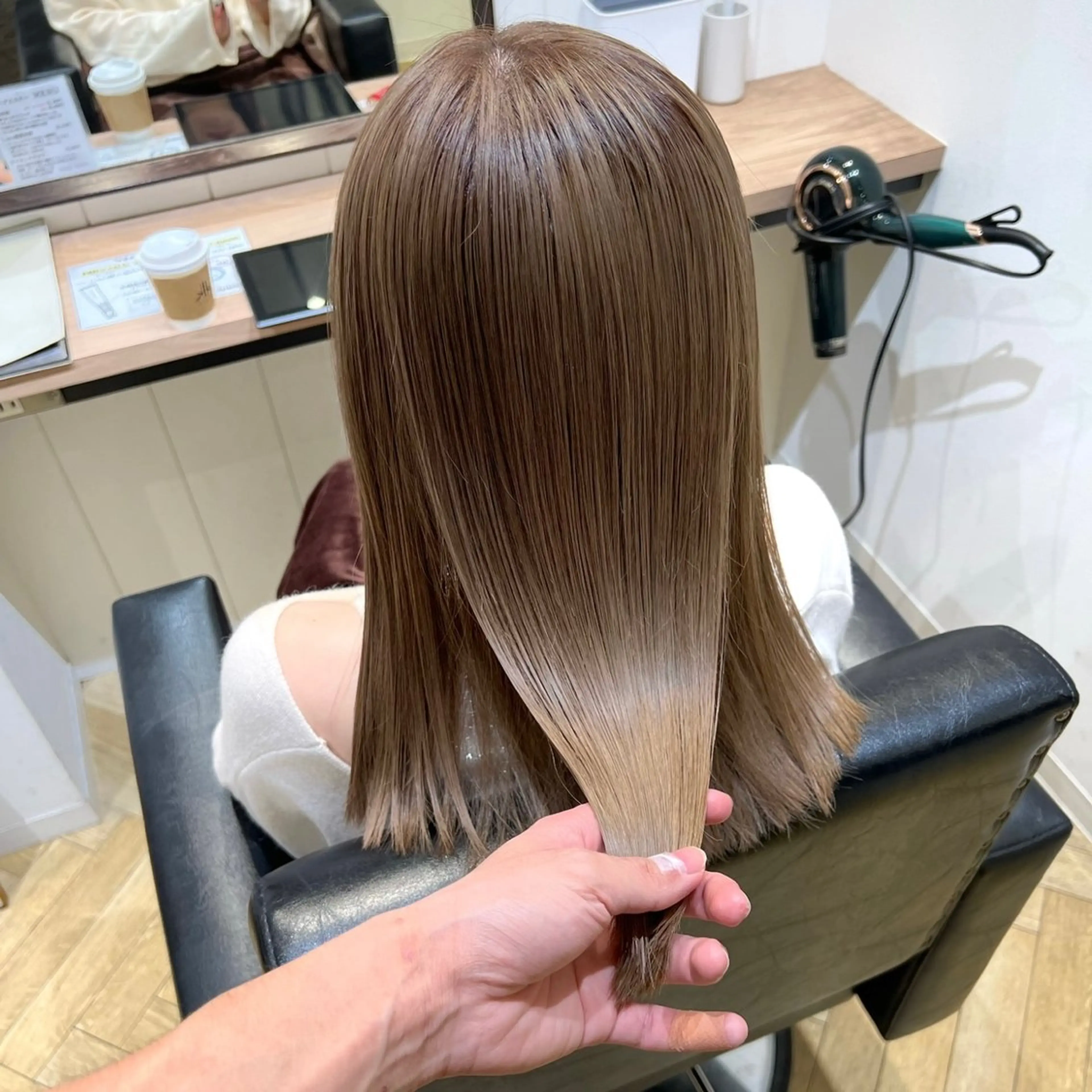 セミロング カラー ブリーチ 三宅 昌太のヘアスタイル