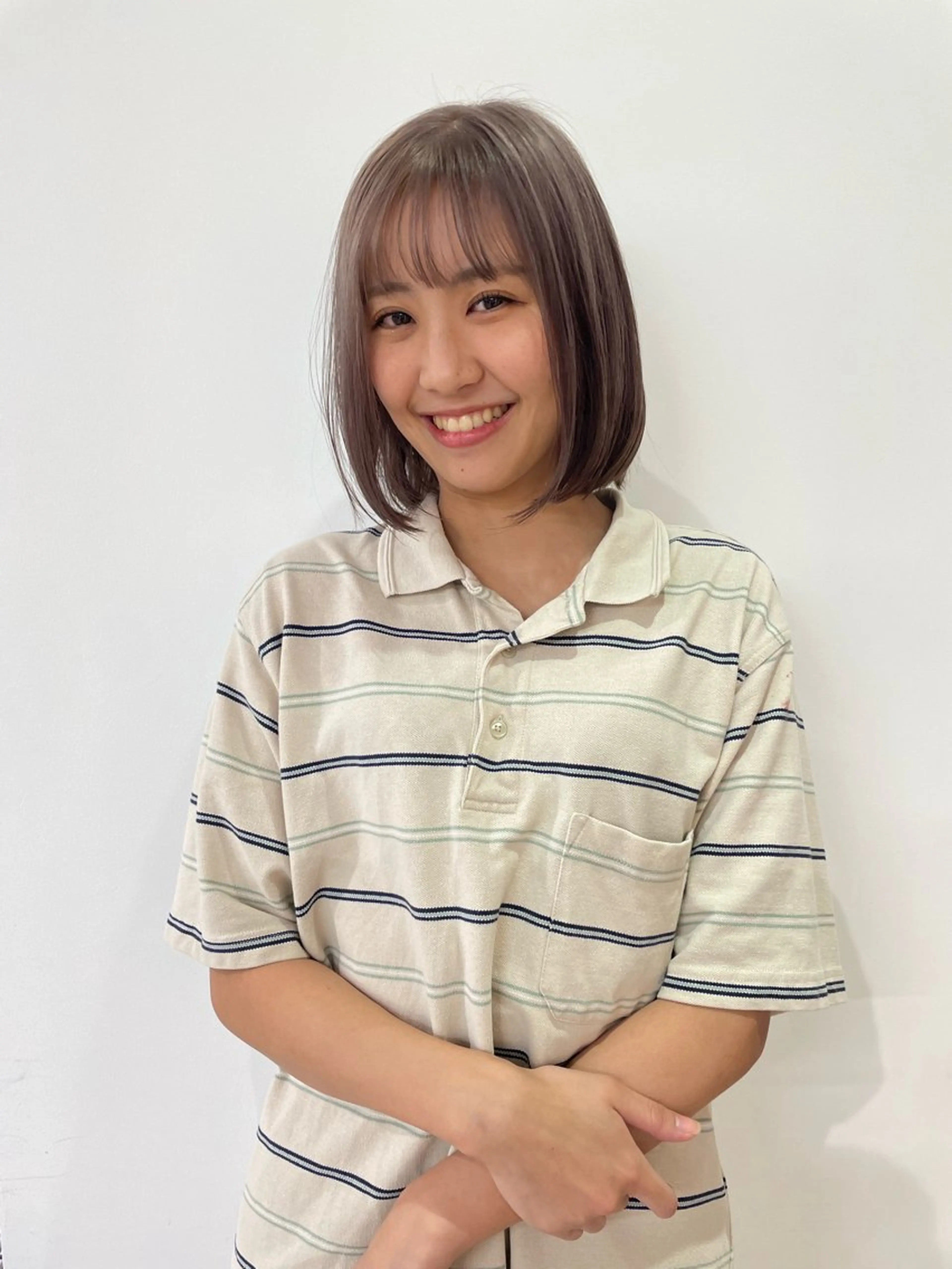 ミディアム カラー ベージュカラー ラベンダーカラー ホワイトベージュ ヘアカラー トリートメント MIU/ルーツカラー ボブ/顔周りレイヤーのヘアスタイル