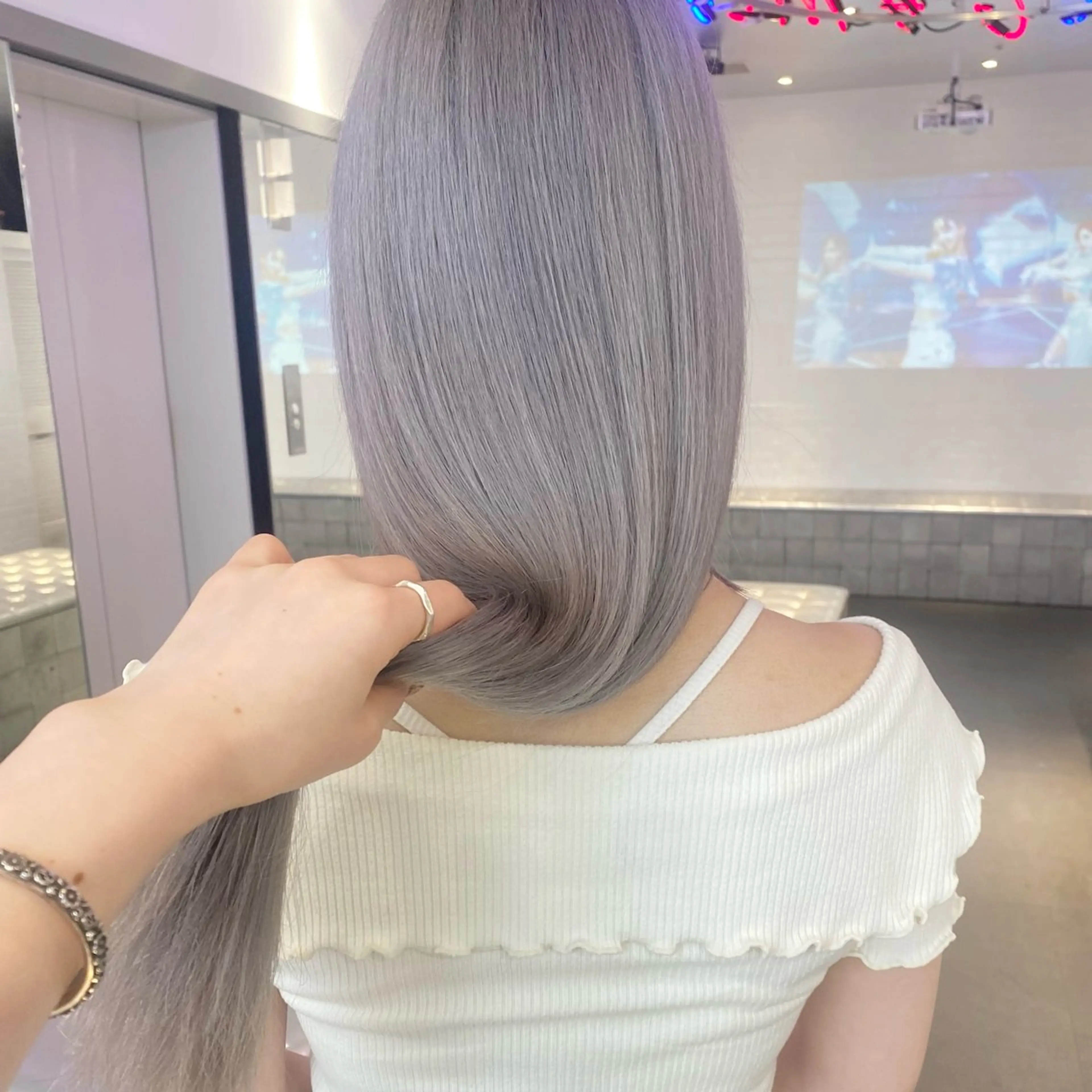 ロング カラー パーマ シルバー ホワイトシルバー ヘアカラー トリートメント 🎨ハイトーン/ 切りっぱなし みつきのヘアスタイル