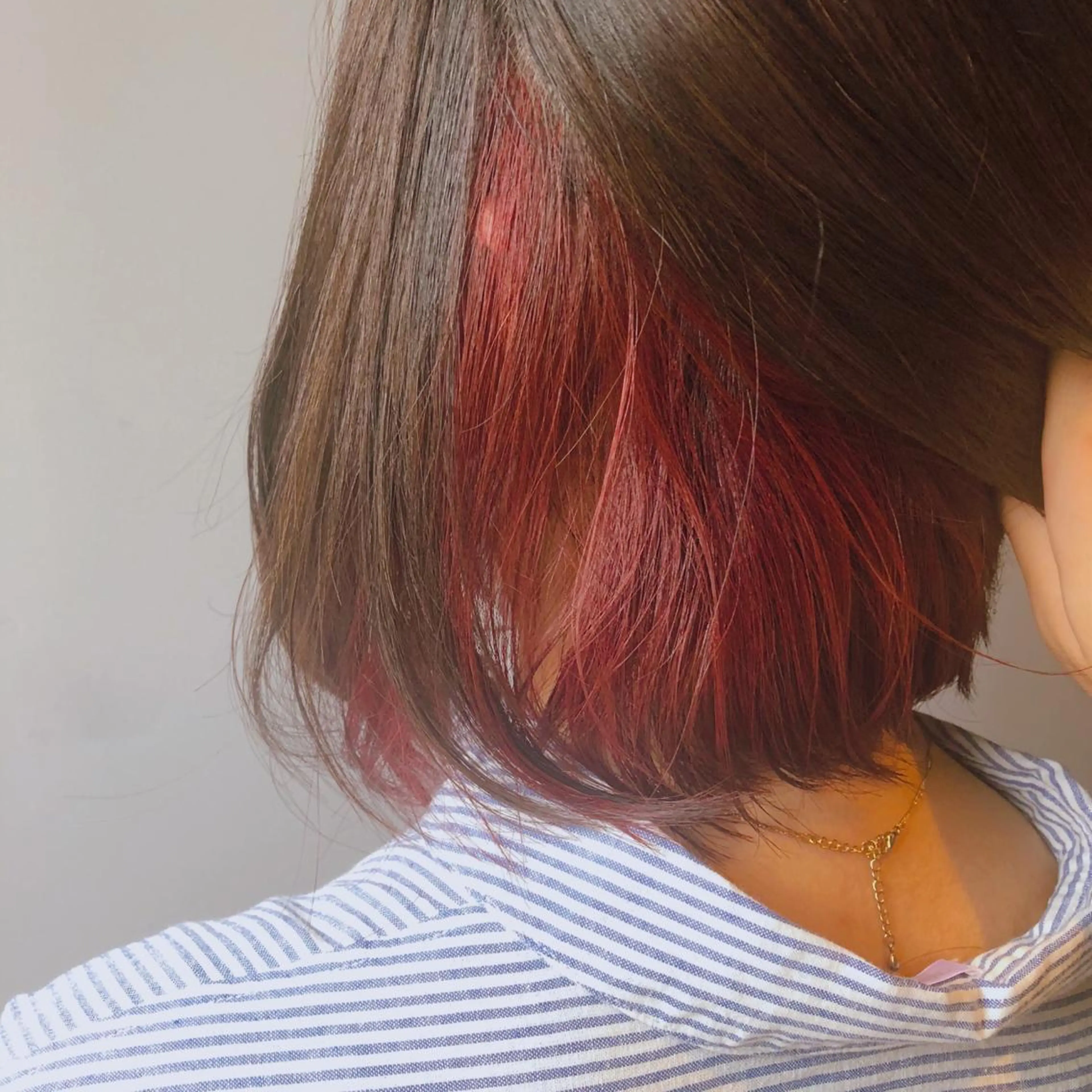 ミディアム カラー ブリーチ ボルドーカラー インナーカラー/ エクステ/ブリーチのヘアスタイル