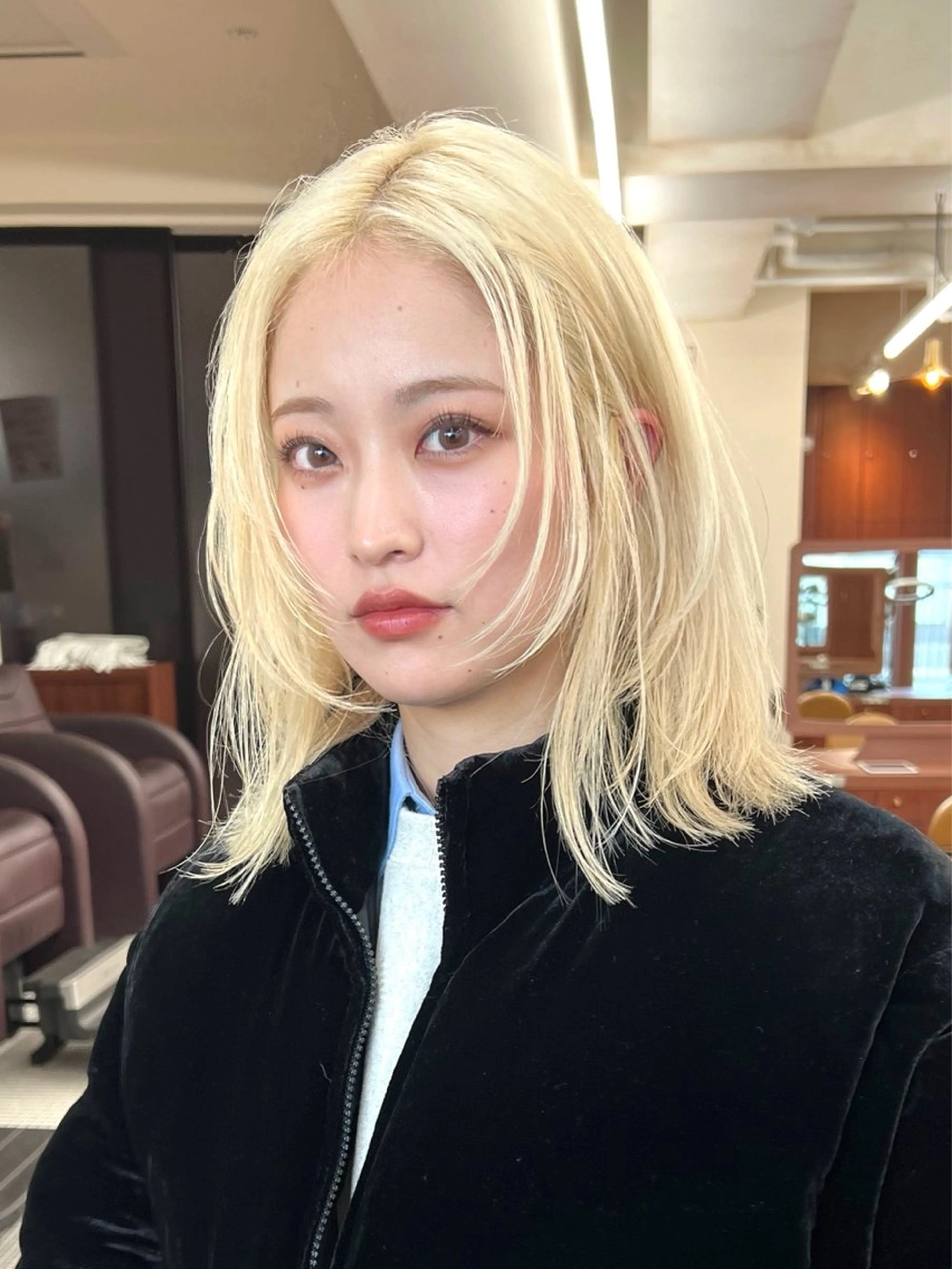 ミディアム カラー ブリーチ ブロンド ケアブリーチ 透明感カラー ダブルカラー ヘアカラー トリートメント ヘアセット ニュアンスレイヤー ハイトーンカラーのヘアスタイル